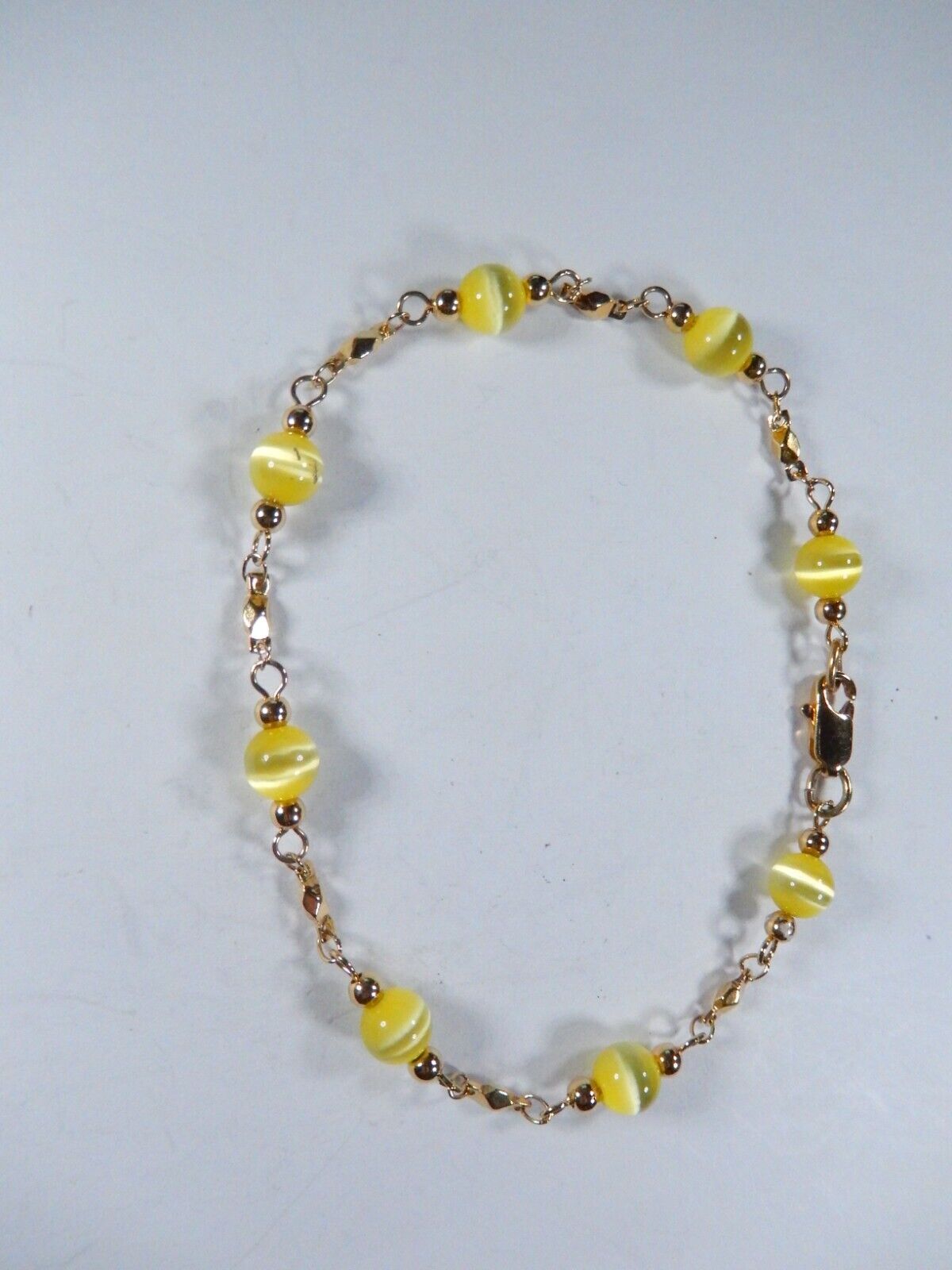 *VINTAGE* 8.25” Gold Tone Yellow Cat’s Eye Glass Bead Chain Bracelet