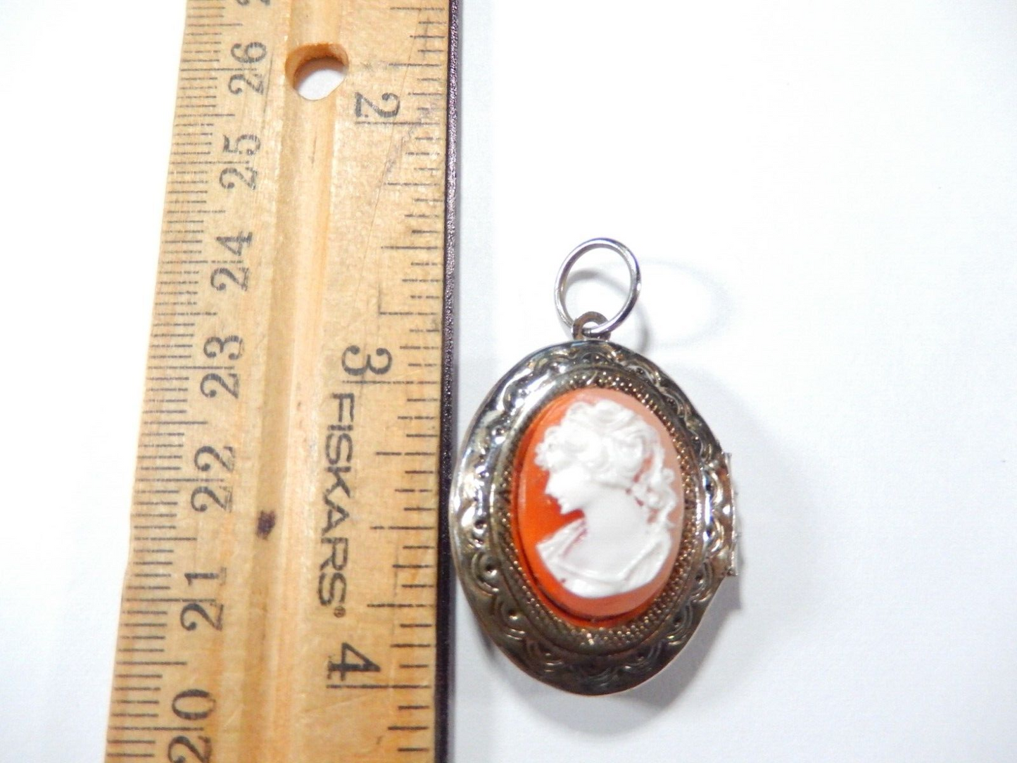 Vintage Unsigned Etched Gold-Tone Beautiful Lady Cameo Locket Pendant