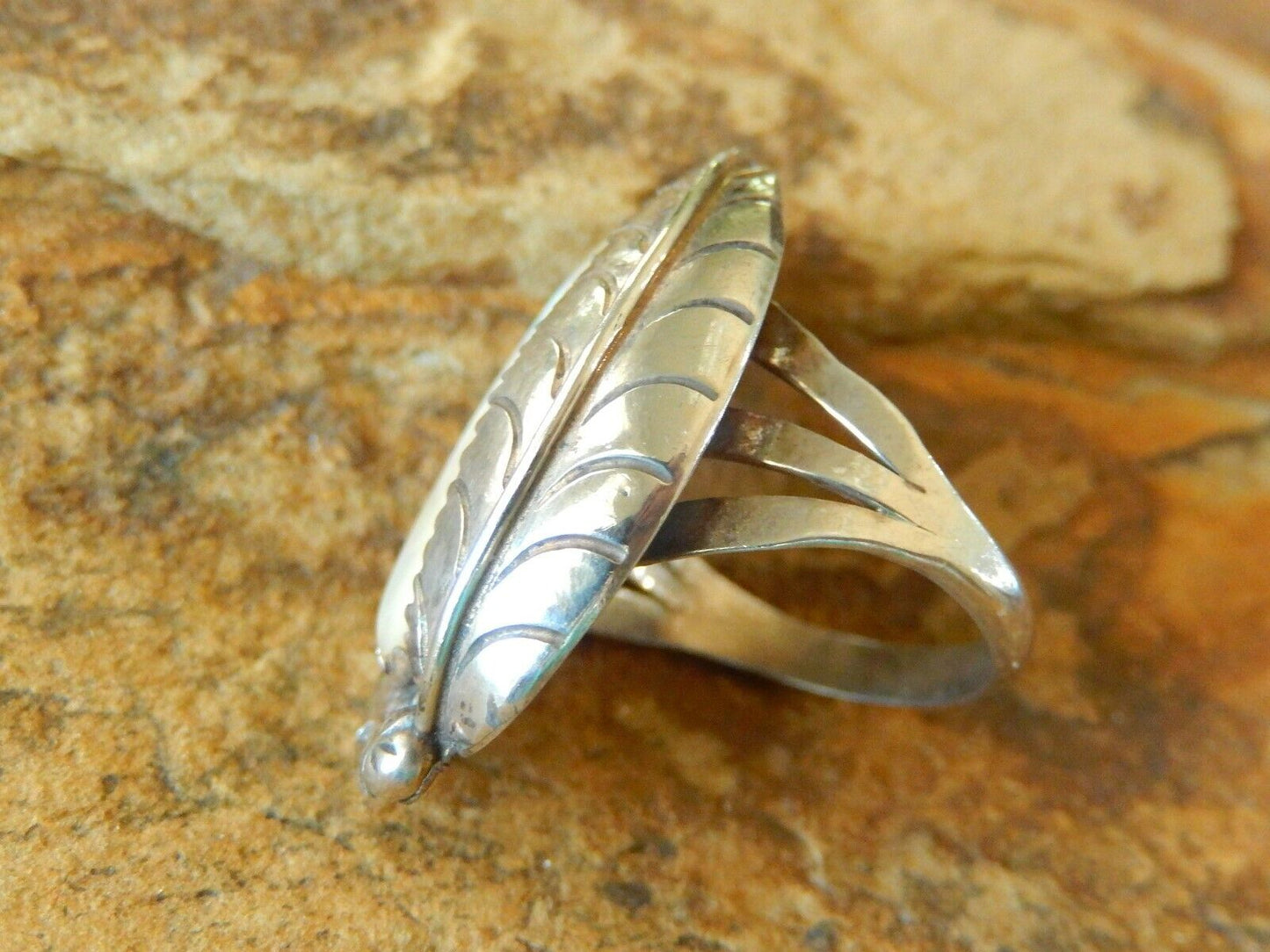 *VINTAGE* LARGE Native Amer. Sterling Silver Feather Mother Pearl Ring Size 6.5