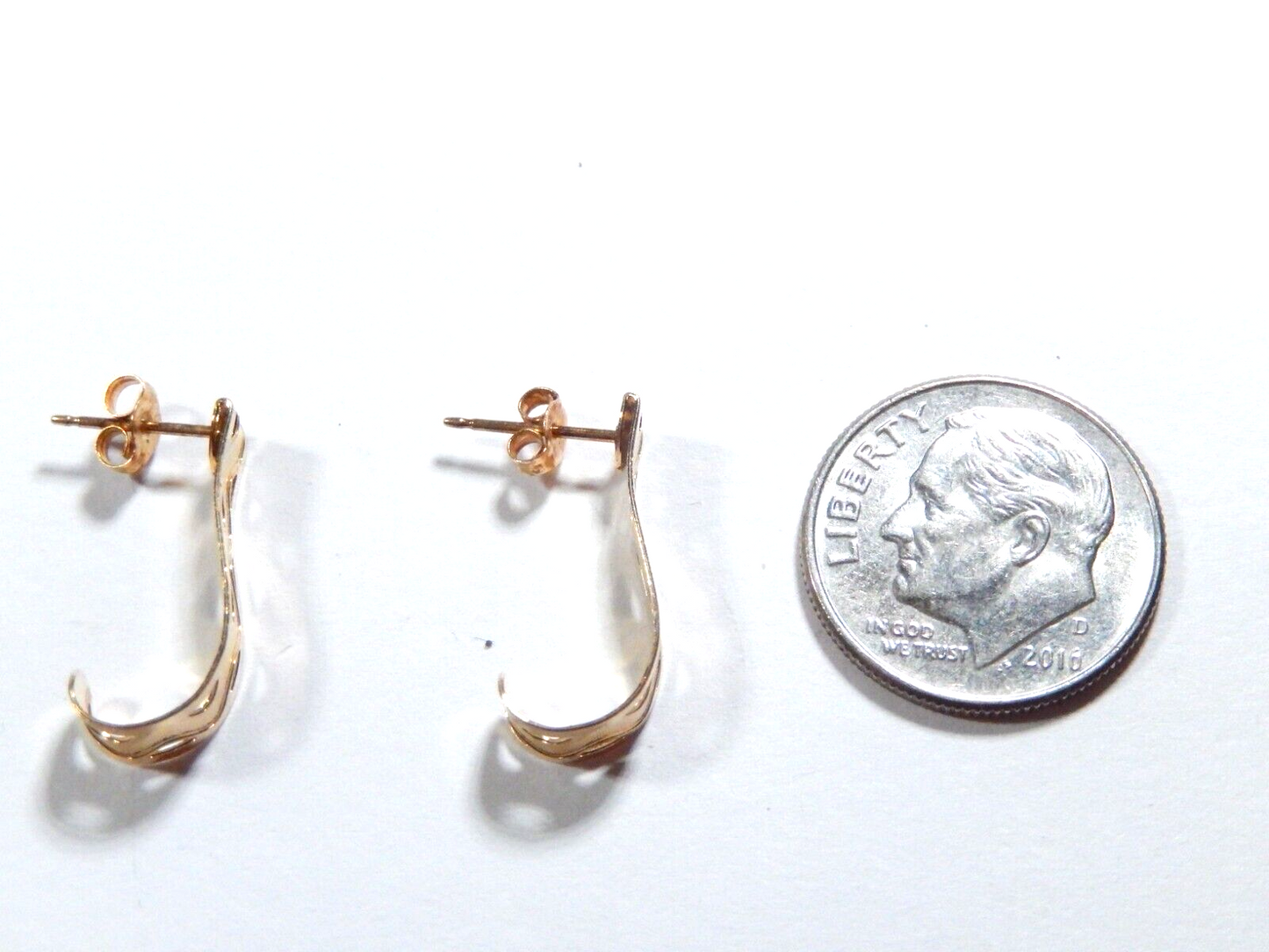 *NEW* 14K Yellow Gold Decorative J Hoop 18mm Tall Earrings