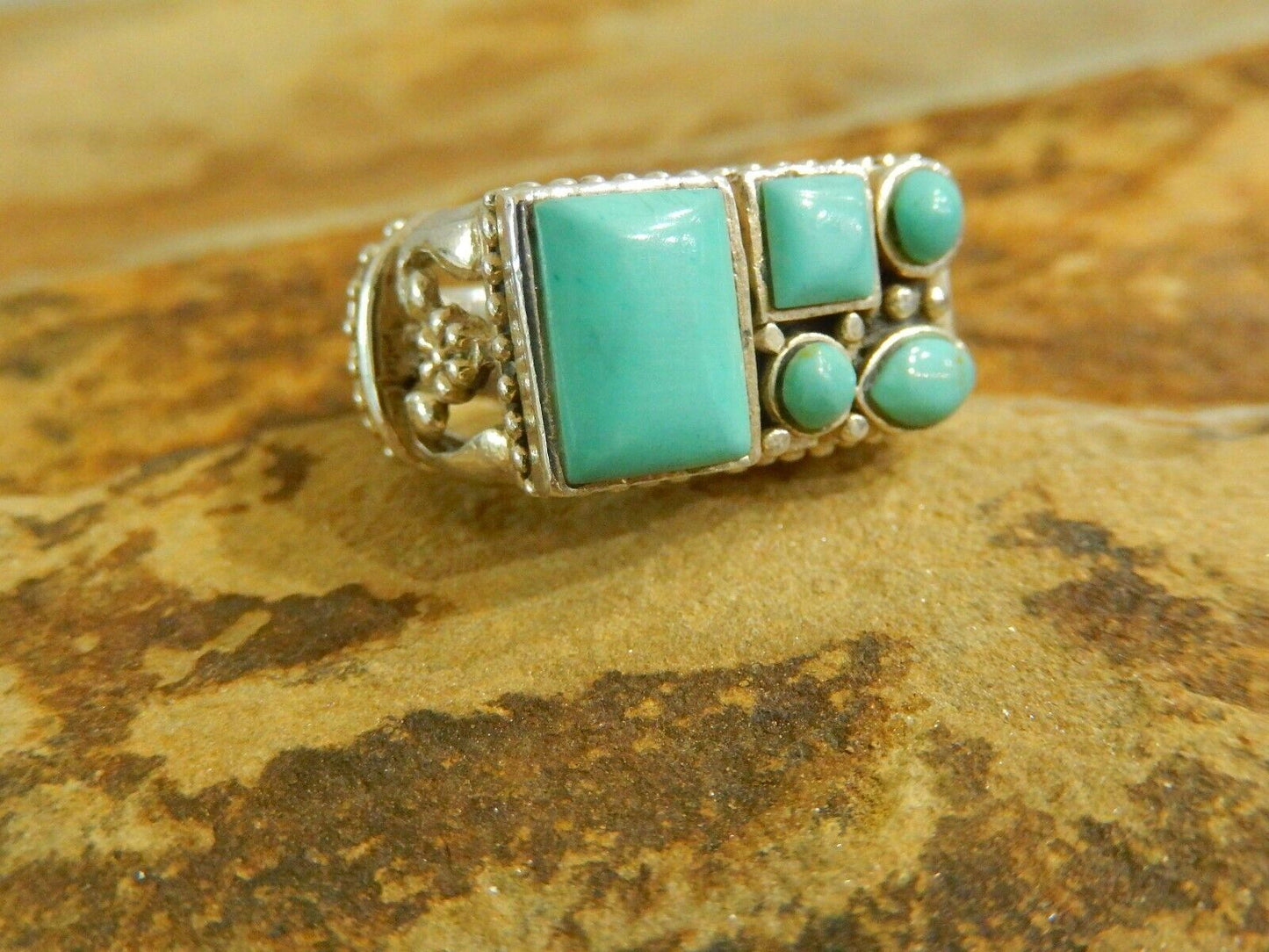 NICE VINTAGE SOUTHWEST TURQUOISE AND STERLING SILVER RING - SIZE 7.5