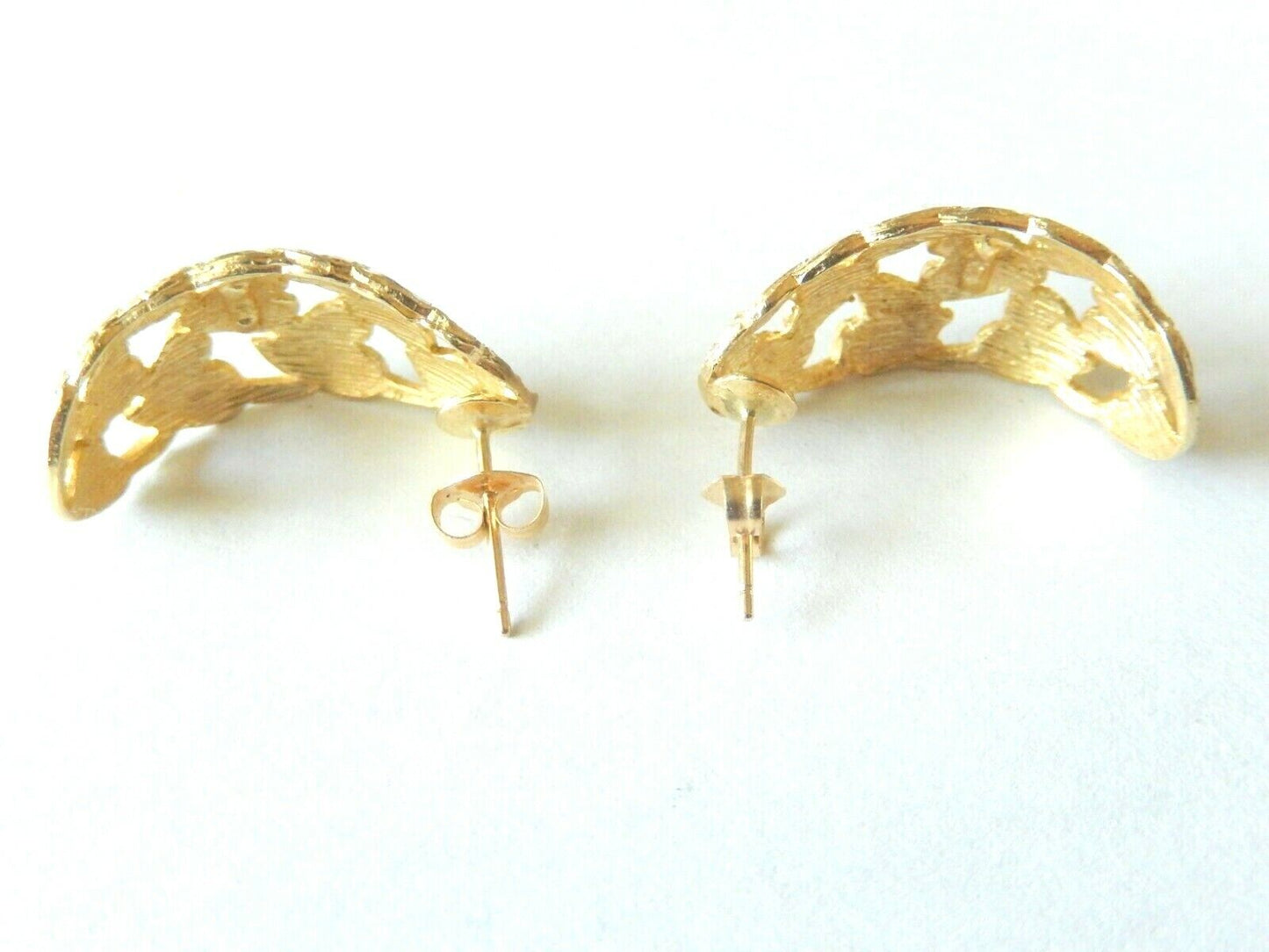*VINTAGE* LARGE 10K YELLOW GOLD Diamond Cut Hearts Cast Thick Hoop Earrings