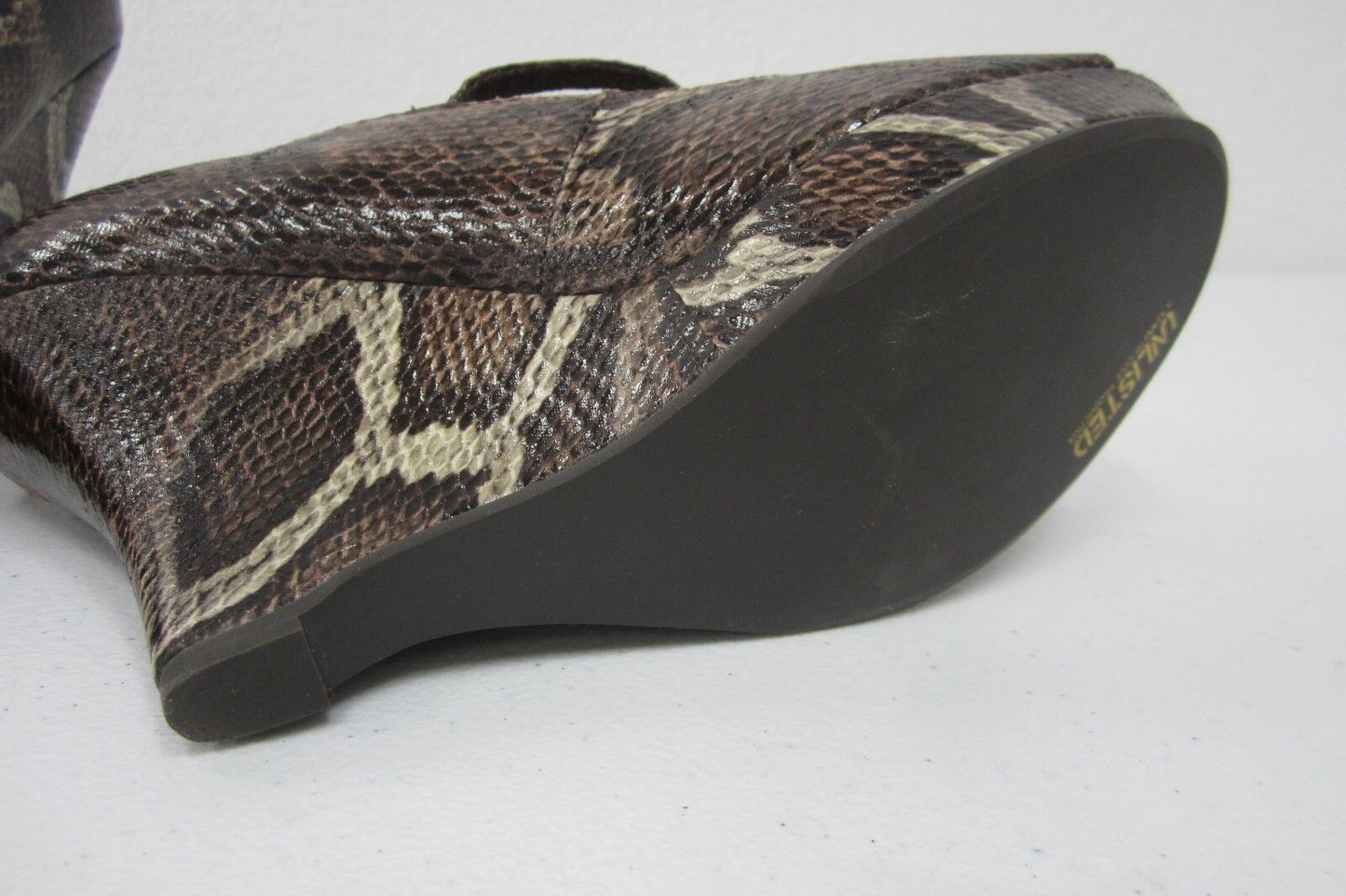 *NIB* UNLISTED A KENNETH COLE PRODUCTION BUZZY BROWN SNAKE HEEL WEDGE Sz 8.5 M