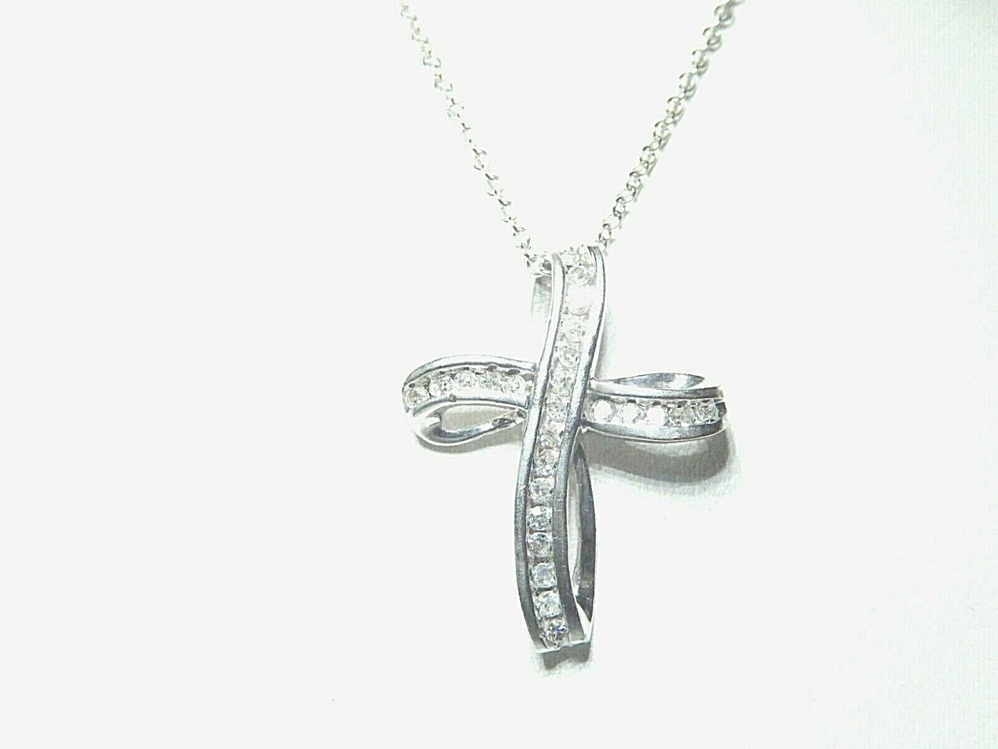*VINTAGE* 10k White Gold Crucifix Cross with .25CT Diamonds w/18" Chain