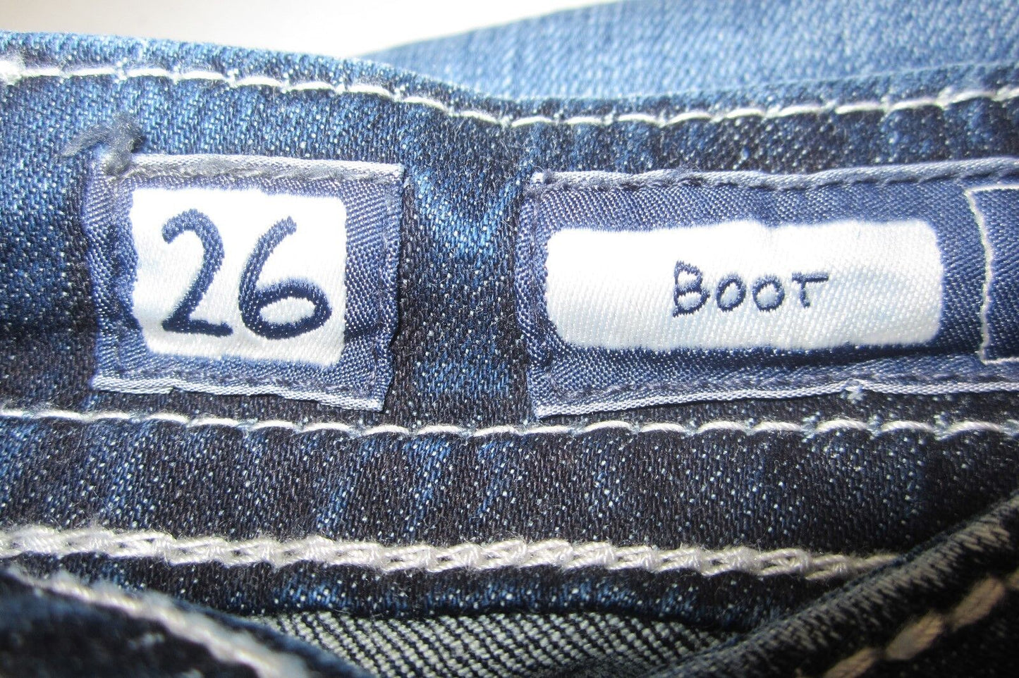 NWT Miss Me Women's Wing Pocket Boot Cut Jeans Style M3147BV Med Blu Sz 26 x L32