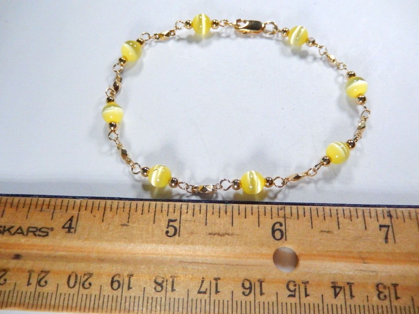 *VINTAGE* 8.25” Gold Tone Yellow Cat’s Eye Glass Bead Chain Bracelet