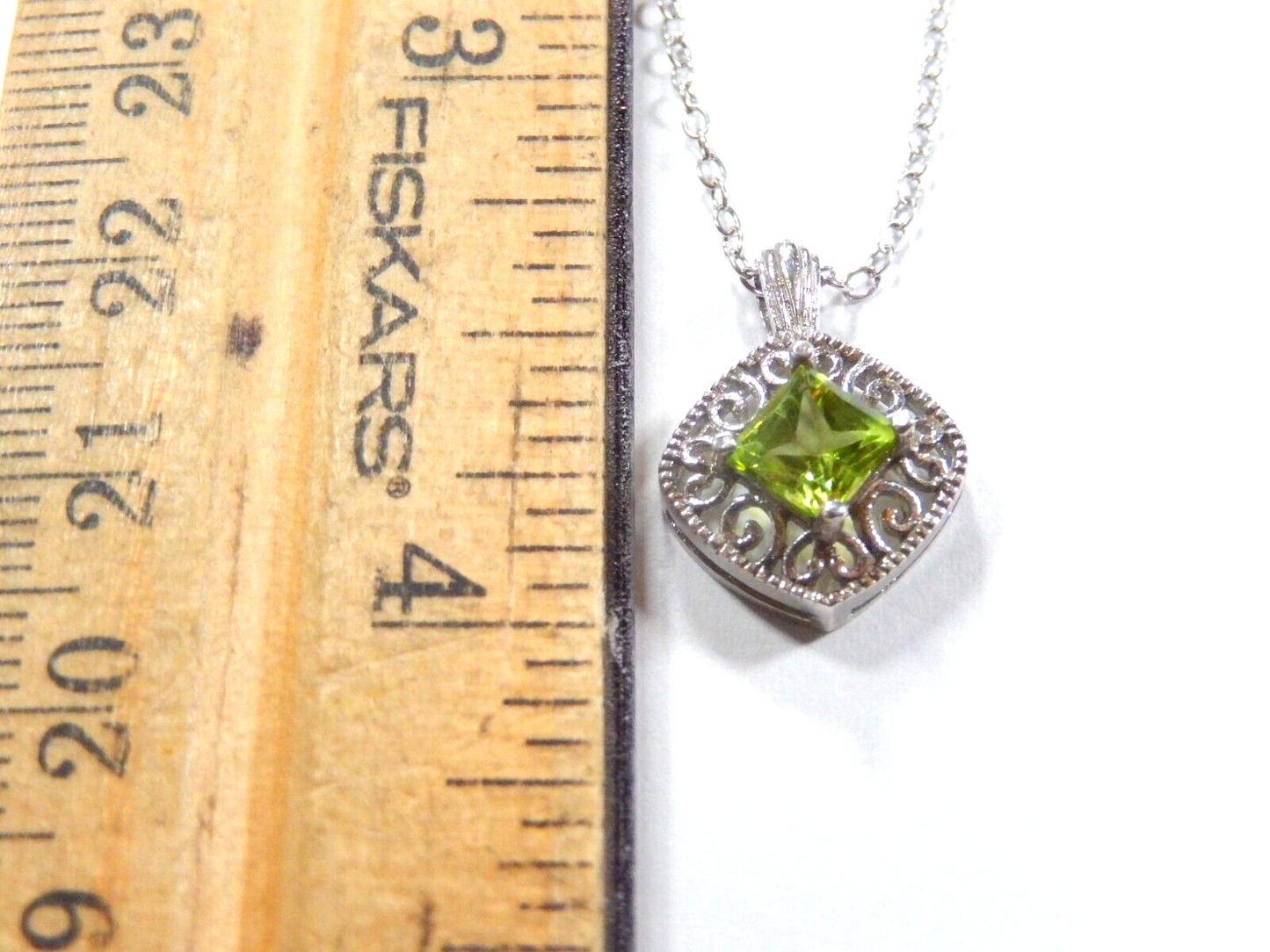*VINTAGE* Sterling Silver .75 CT Peridot Pendant w/18" Sterling Chain