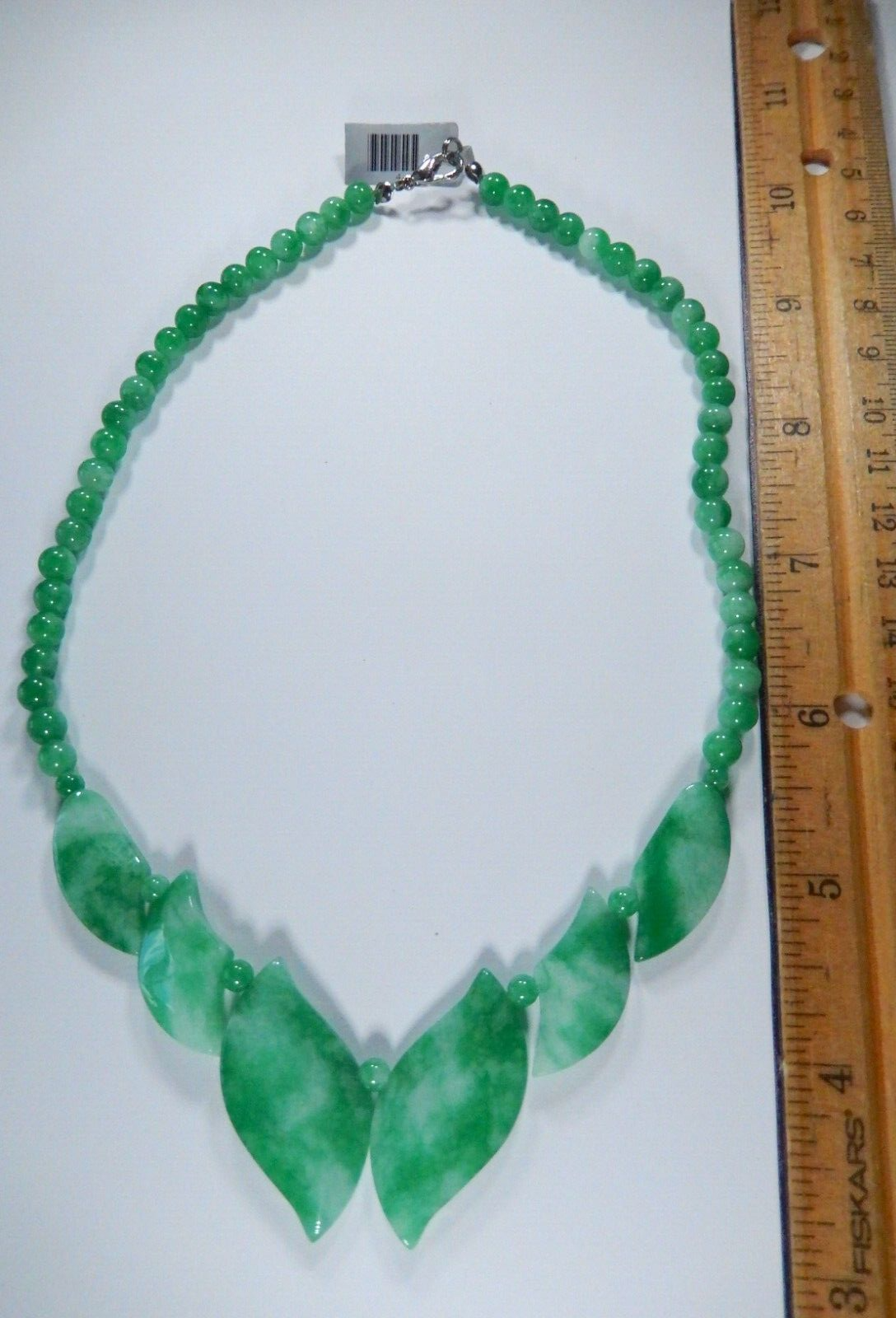 *VINTAGE*   Carved Green Jade & Round Beads 17" Necklace