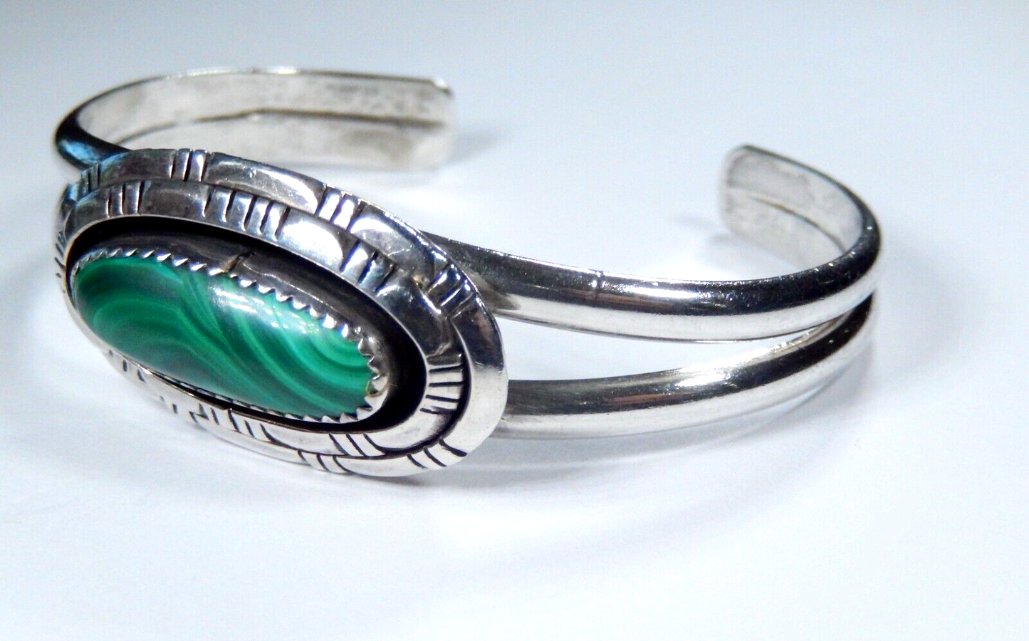 *VINTAGE*  Native American Navajo Artist "Smith" Malachite Sterling Silver Cuff