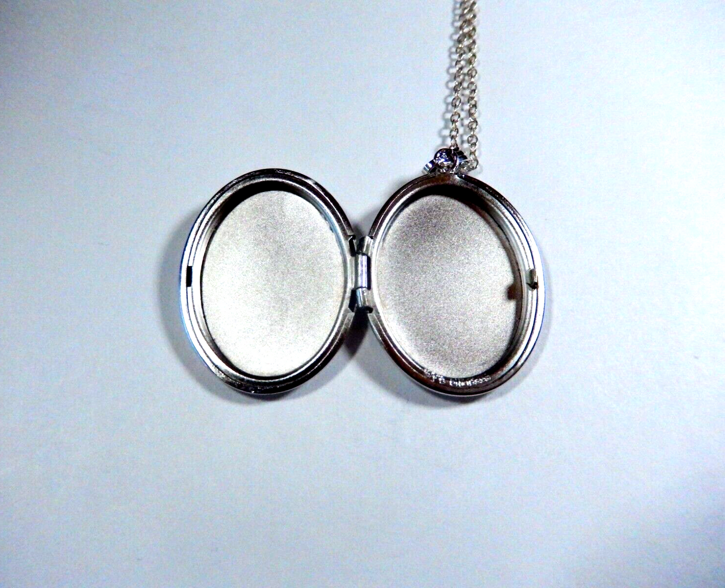 NEW Sterling Silver Vintage Floral Vine Oval Locket Pendant OPENS w18chain
