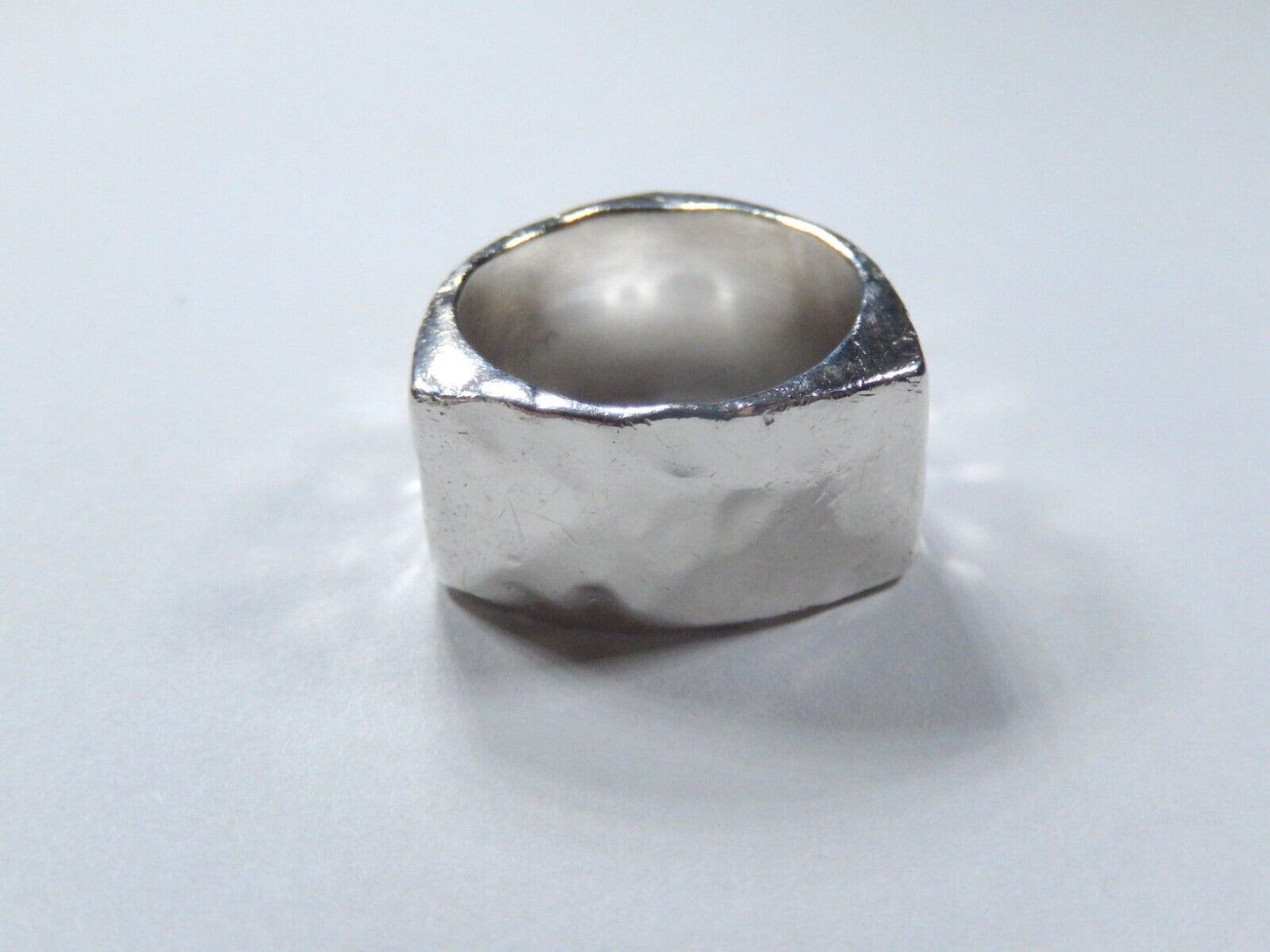 *VINTAGE* Mexican Sterling Silver Three Sided Handmade Wide Hammered Band Sz 7.5