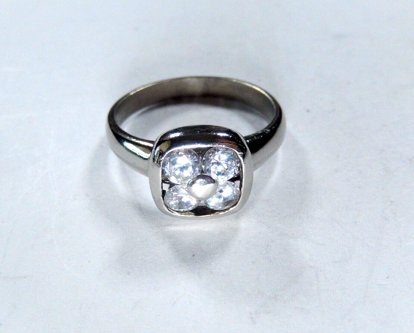 *VINTAGE* Sterling Silver Ladies Four Round Cut CZ Stones Ring