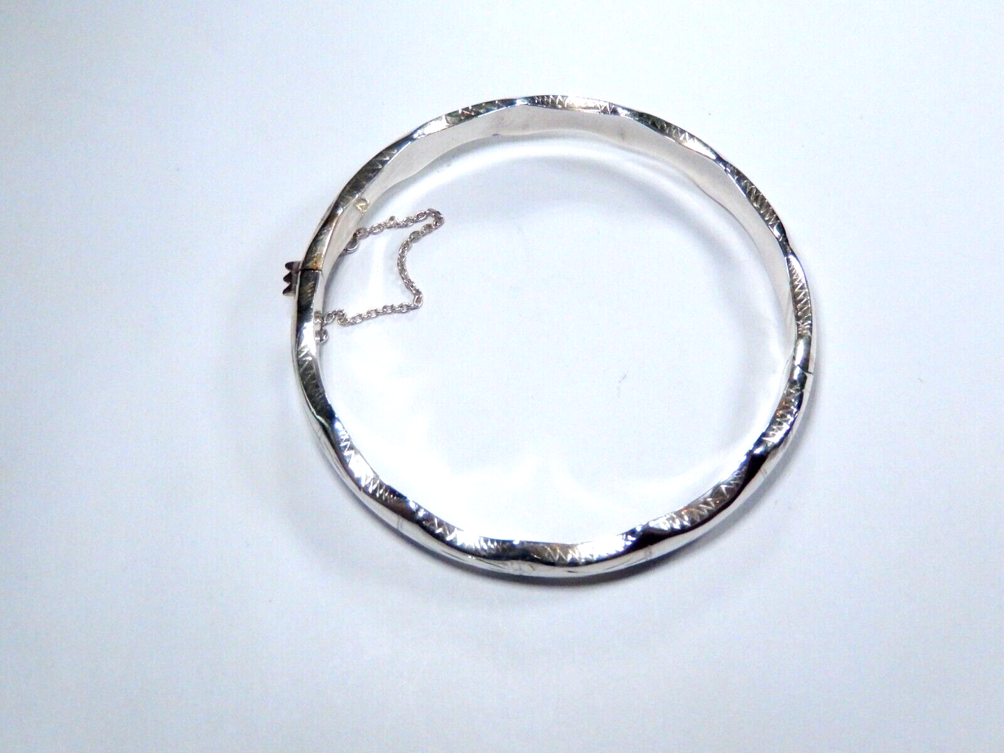 *VINTAGE*  Sterling Silver 5/16" Wide Scalloped Hinged Bangle w/Safety Chain