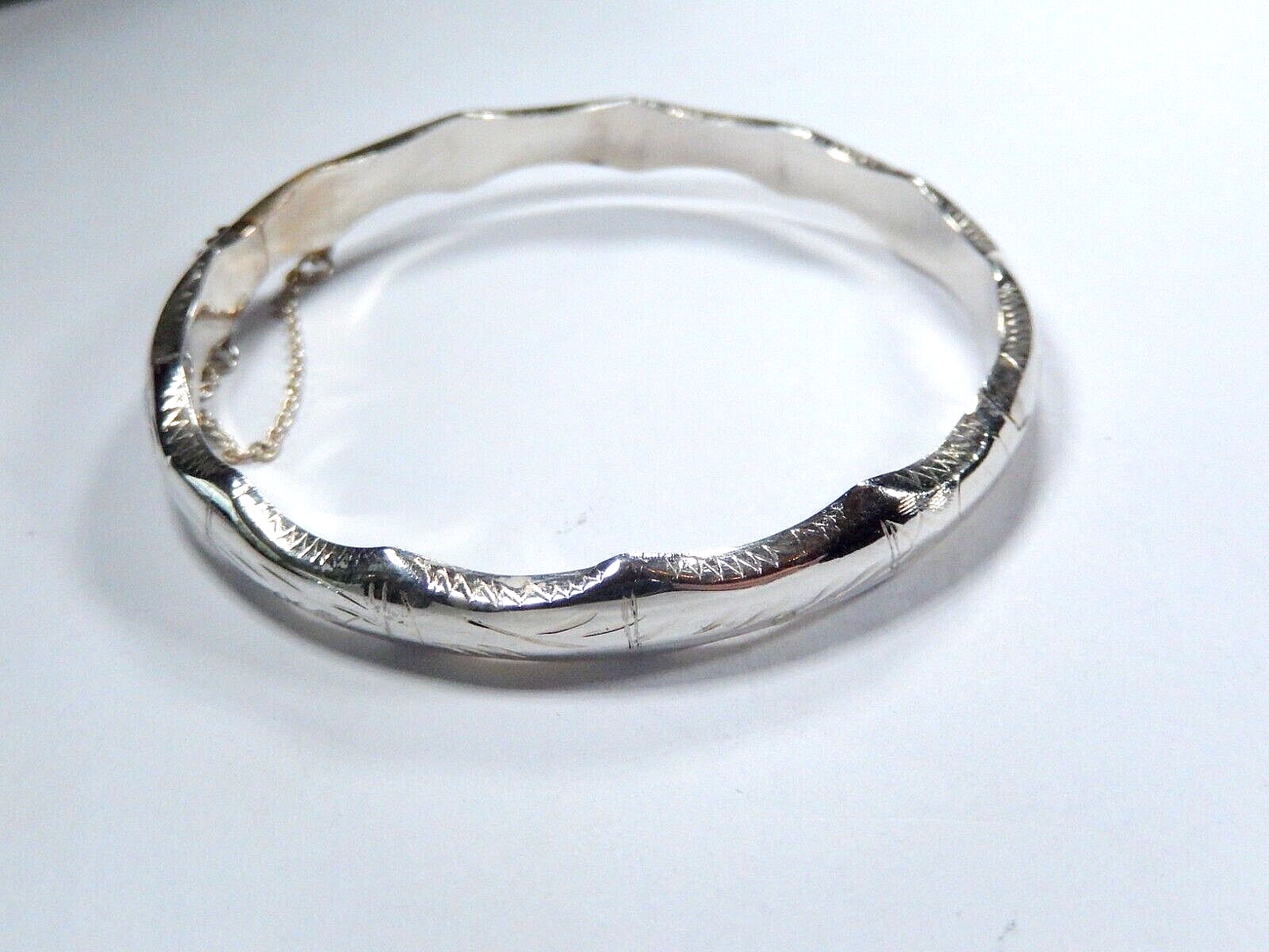 *VINTAGE*  Sterling Silver 5/16" Wide Scalloped Hinged Bangle w/Safety Chain
