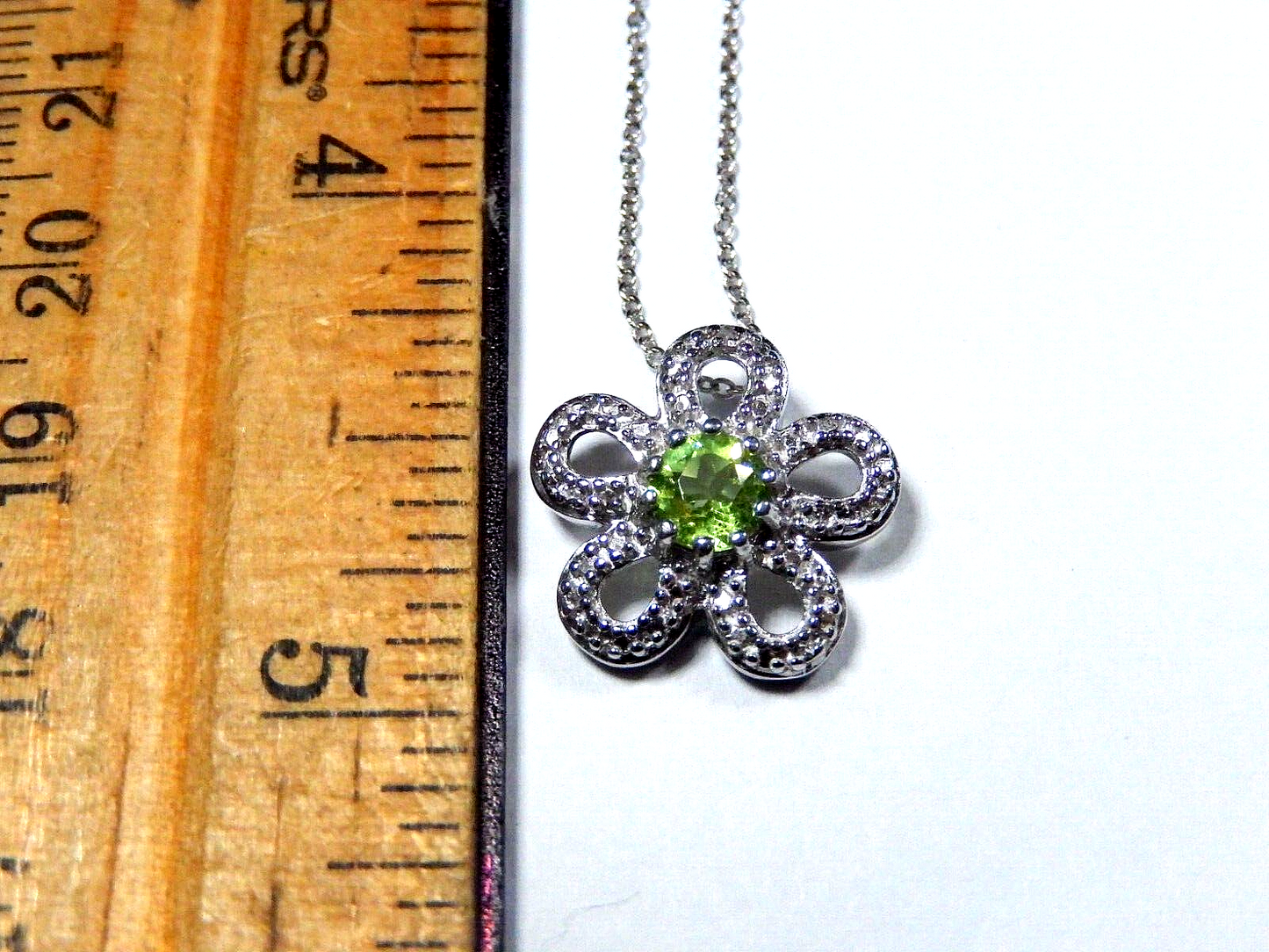 ROSS SIMONS 925 STERLING SILVER FLOWER PENDANT GREEN PERIDOT STONE  18 CHAIN