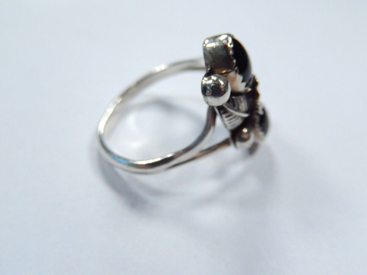 *VINTAGE*  Native American Sterling Silver Black Onyx Leaf Design Ring Sz 6.75