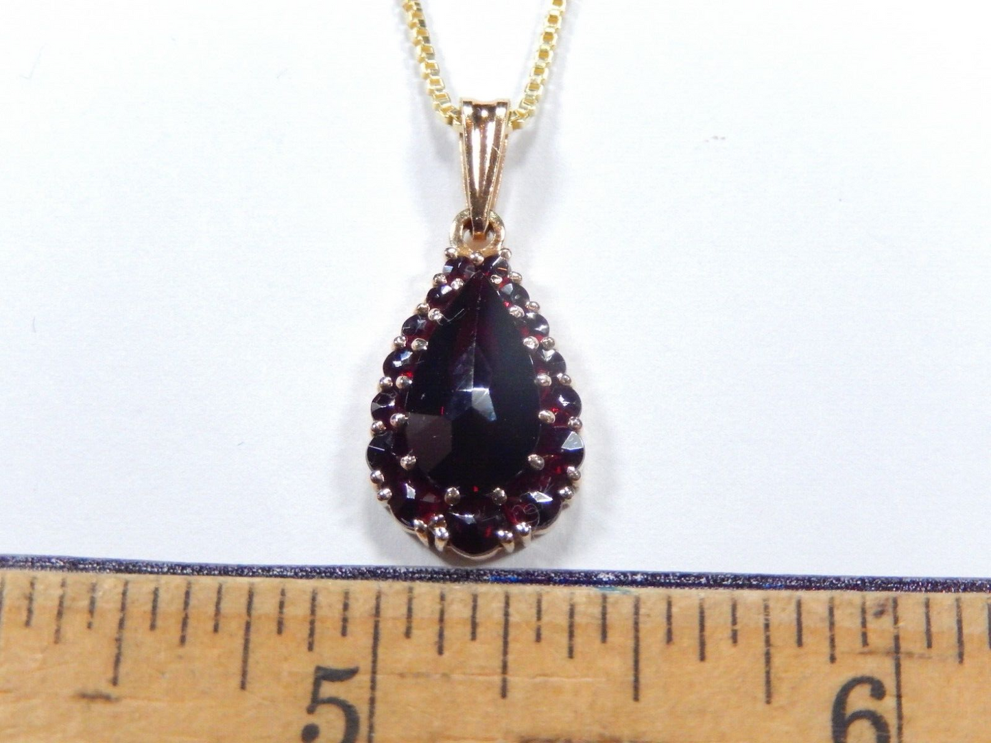 VINTAGE - 14K Solid Yellow Gold Teardrop/Pear Shape Garnet Pendant w/18" Chain