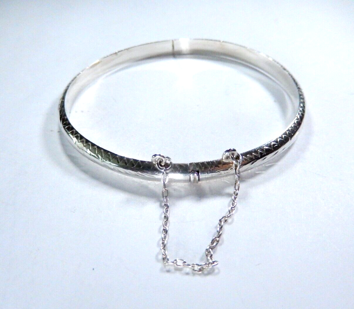 *VINTAGE*  Sterling Silver 5.0mm Etched Hinged Safety Chain Bangle Bracelet