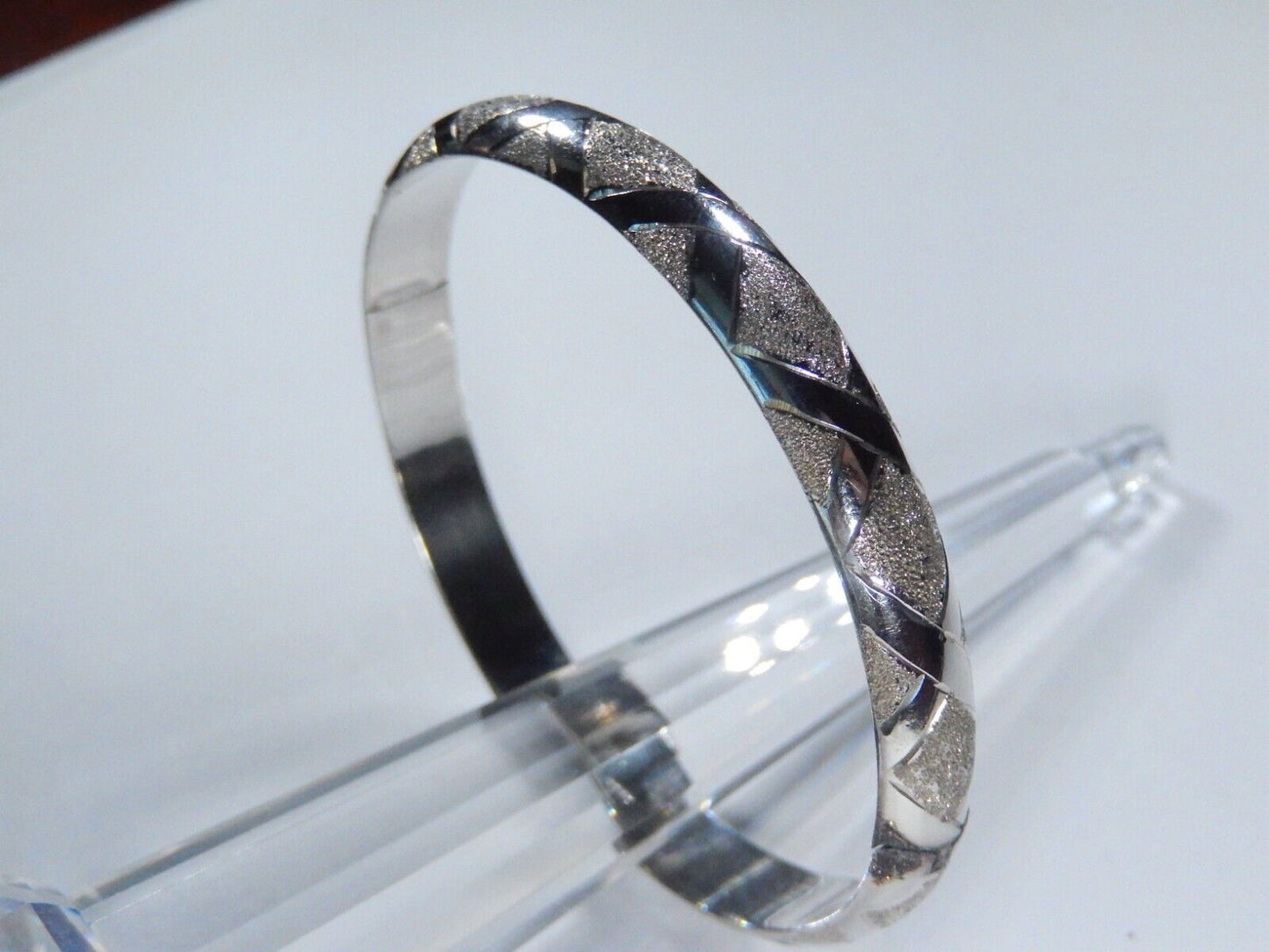 VINTAGE- 925 STERLING SILVER DIAMOND CUT ETCHED TEXTURED HINGED BANGLE BRACELET