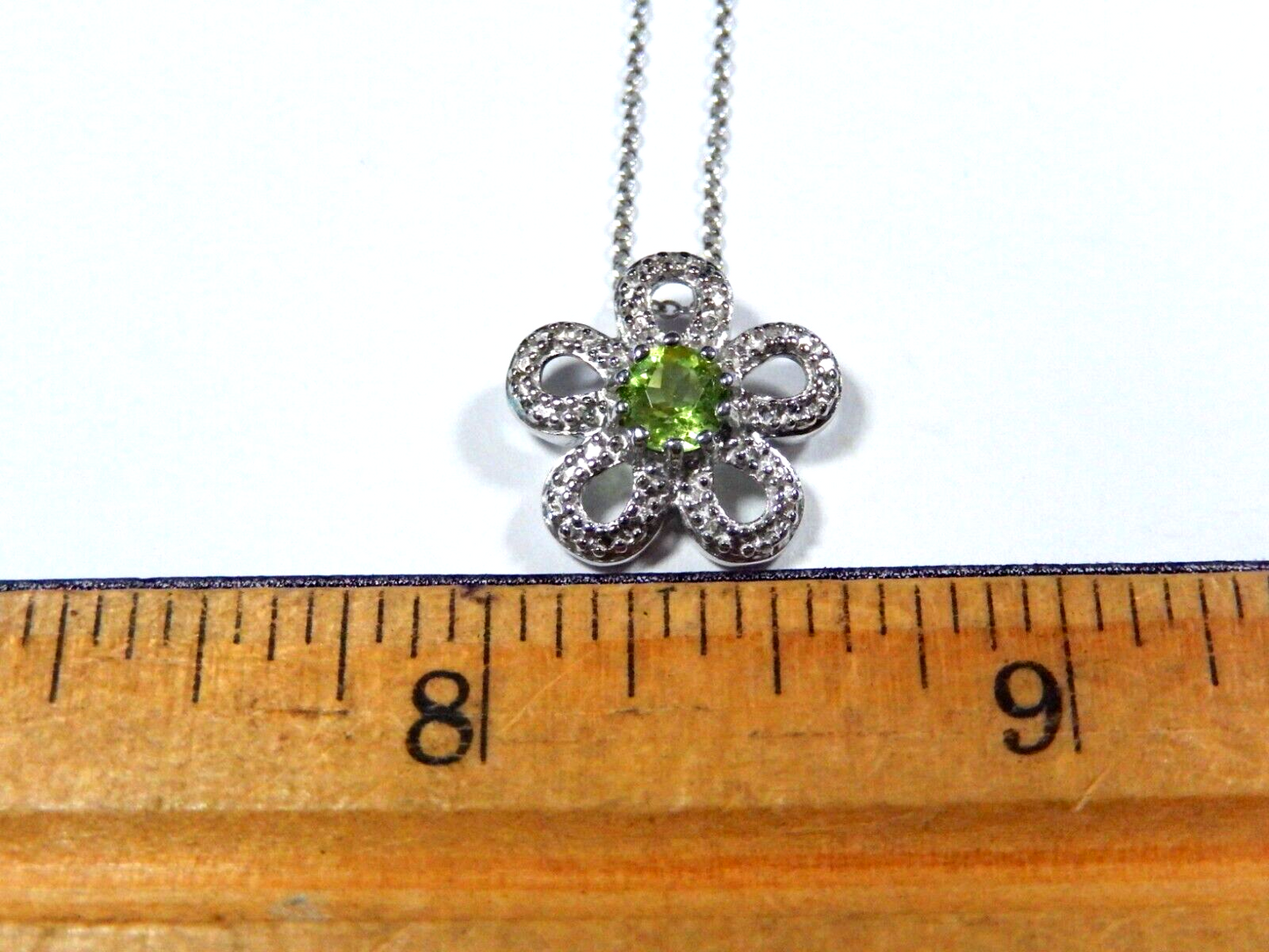ROSS SIMONS 925 STERLING SILVER FLOWER PENDANT GREEN PERIDOT STONE  18 CHAIN