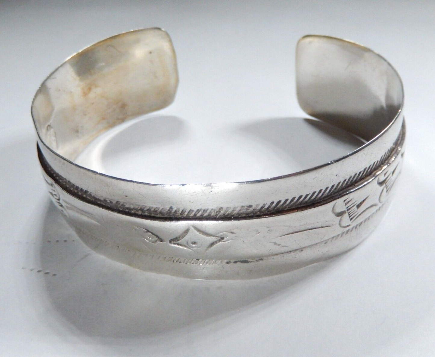 OLD EARLY VINTAGE NAVAJO HAND TOOLED STERLING SILVER 24mm Wide BRACELET CUFF 52g