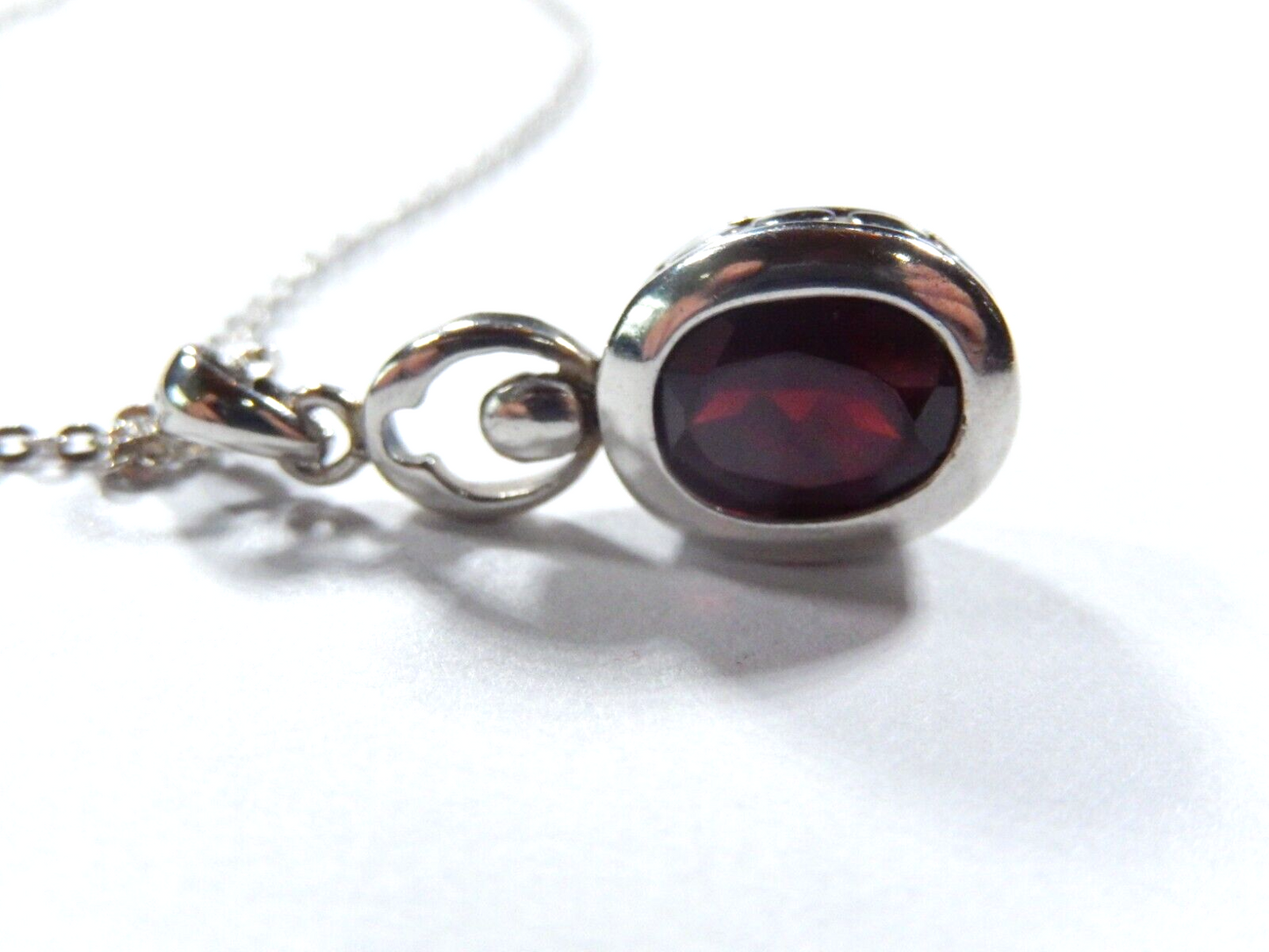 Beautiful Vintage Sterling Silver Solitaire Garnet Pendant w/18" Chain