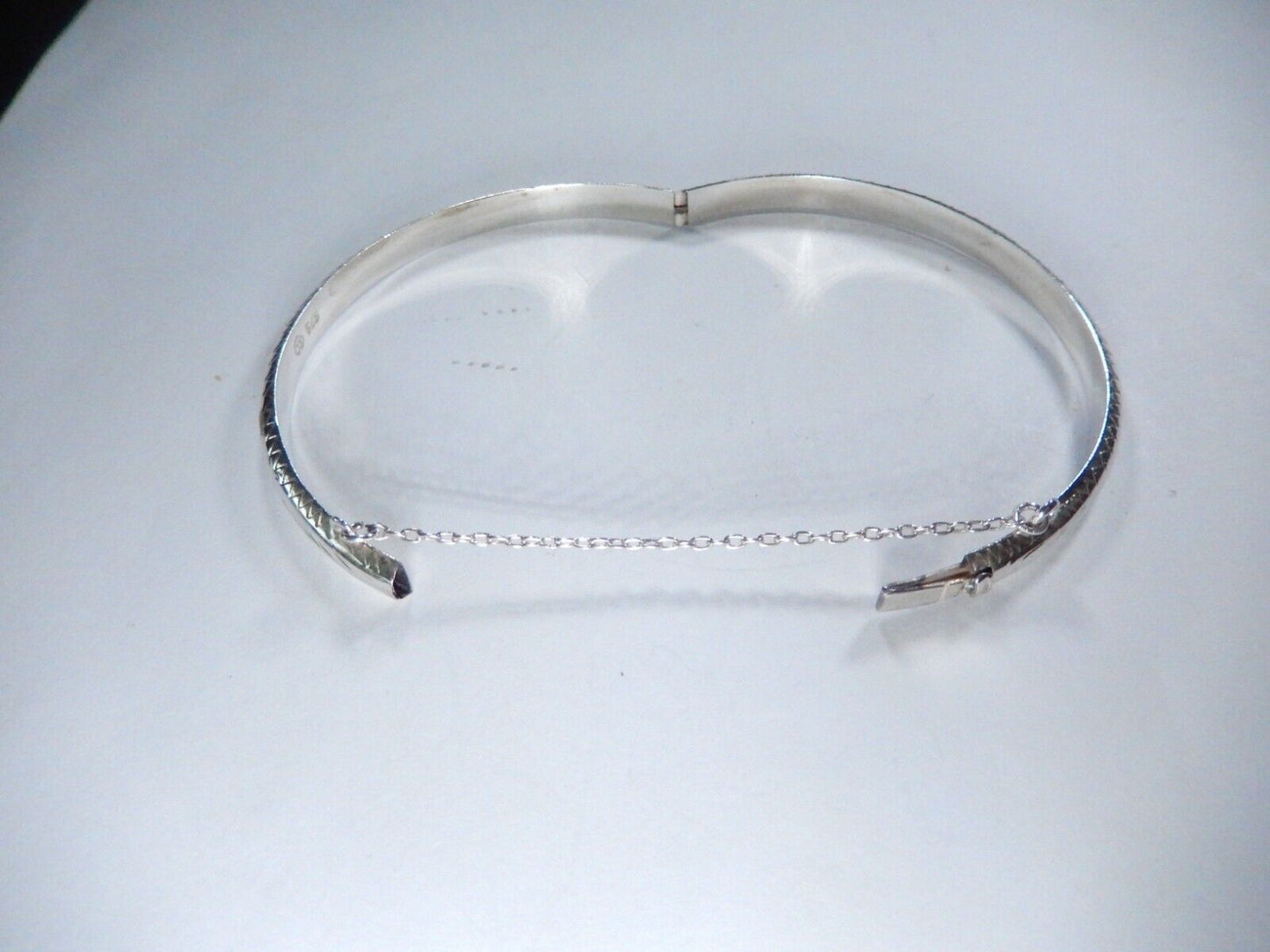 *VINTAGE*  Sterling Silver 5.0mm Etched Hinged Safety Chain Bangle Bracelet