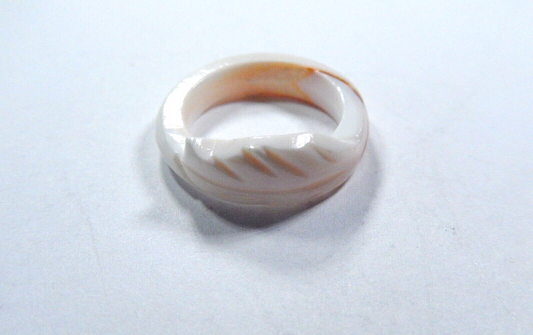 *VINTAGE*  Natural Mother Of Pearl Shell Ring Hand Carved Feather Band Size 6