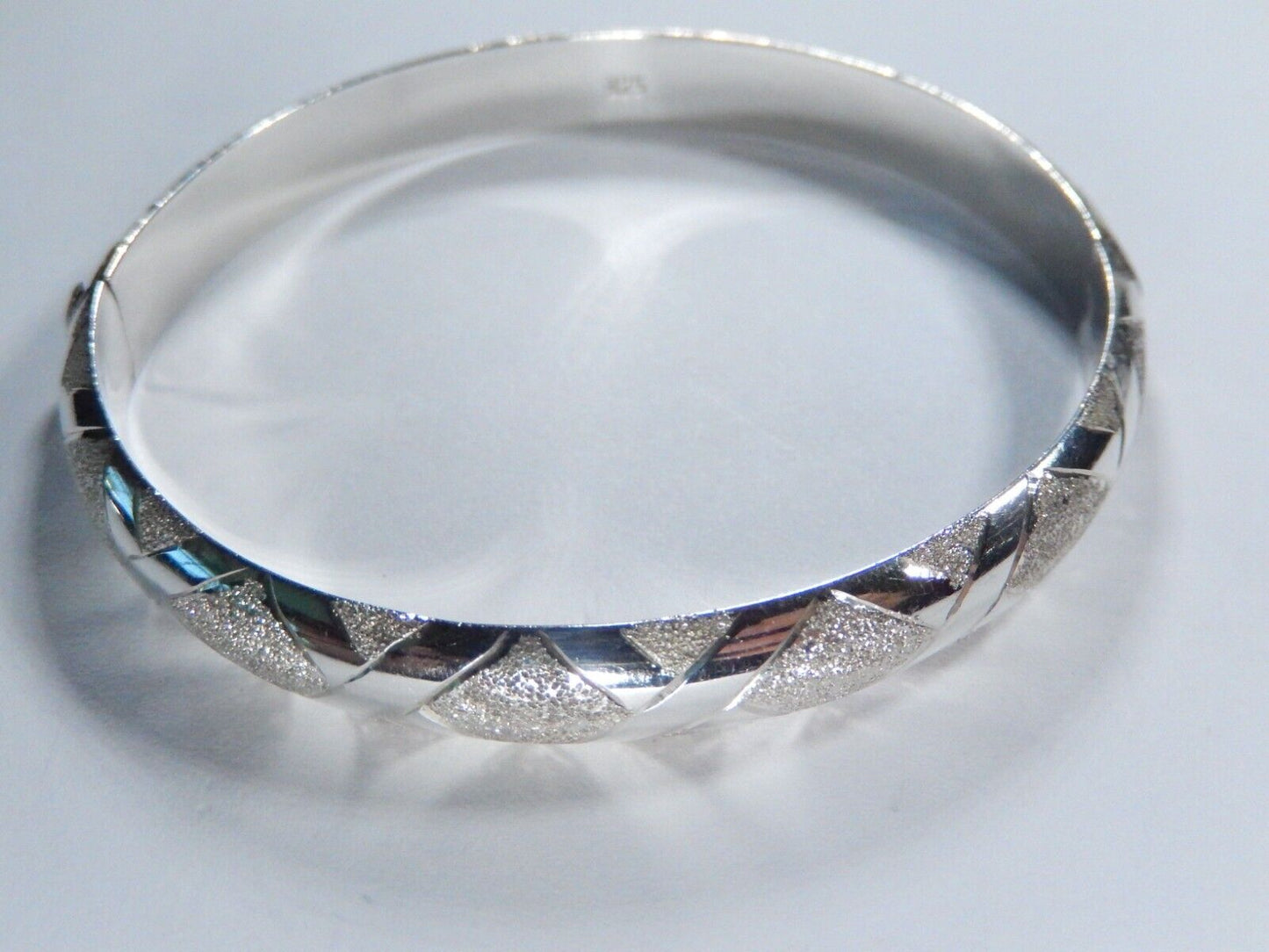VINTAGE- 925 STERLING SILVER DIAMOND CUT ETCHED TEXTURED HINGED BANGLE BRACELET