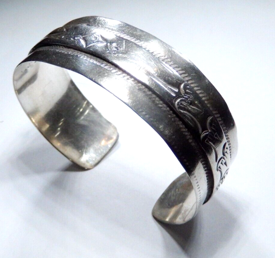 OLD EARLY VINTAGE NAVAJO HAND TOOLED STERLING SILVER 24mm Wide BRACELET CUFF 52g