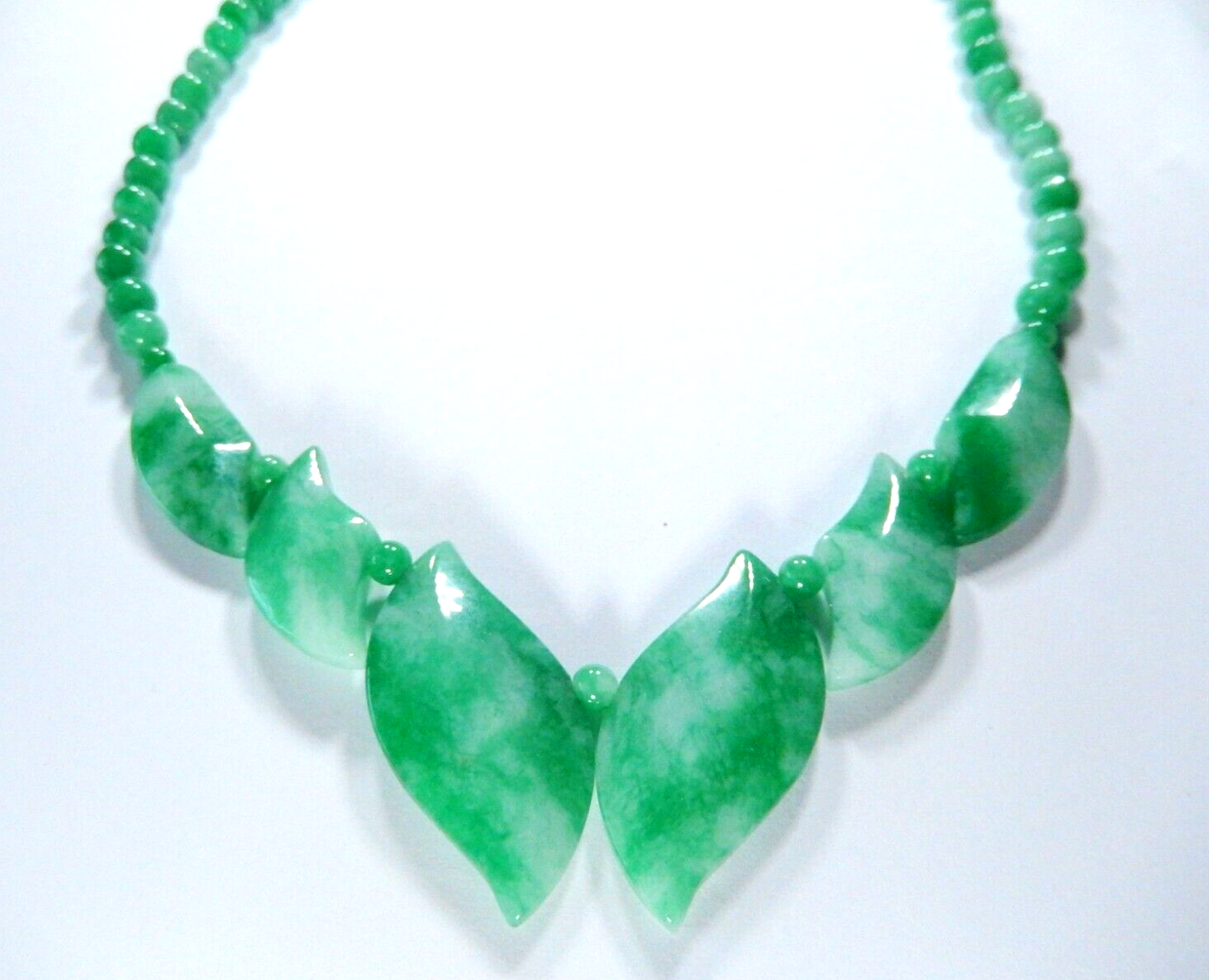 *VINTAGE*   Carved Green Jade & Round Beads 17" Necklace