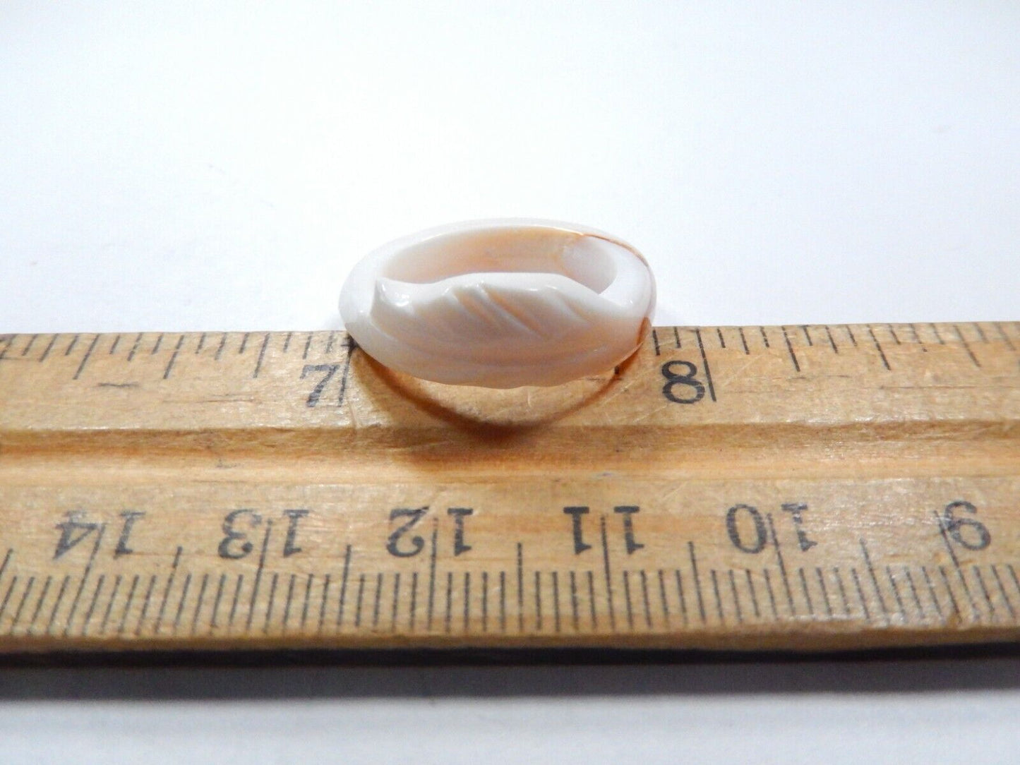 *VINTAGE*  Natural Mother Of Pearl Shell Ring Hand Carved Feather Band Size 6