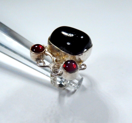 *VINTAGE*  Sterling 925 Silver Handmade Black Onyx and Garnet Ring Sz 7.5
