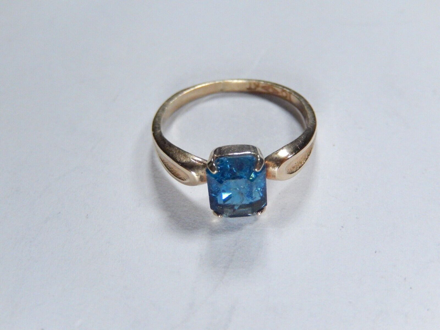 VINTAGE - 10K Yellow Gold Blue Topaz Solitaire Ring - Size 6