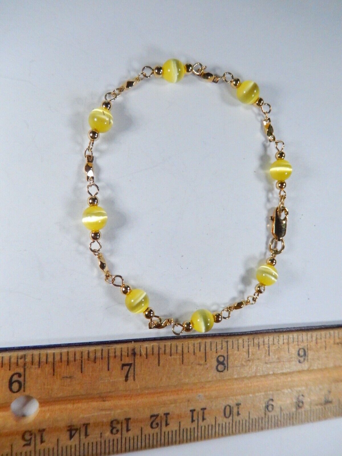 *VINTAGE* 8.25” Gold Tone Yellow Cat’s Eye Glass Bead Chain Bracelet