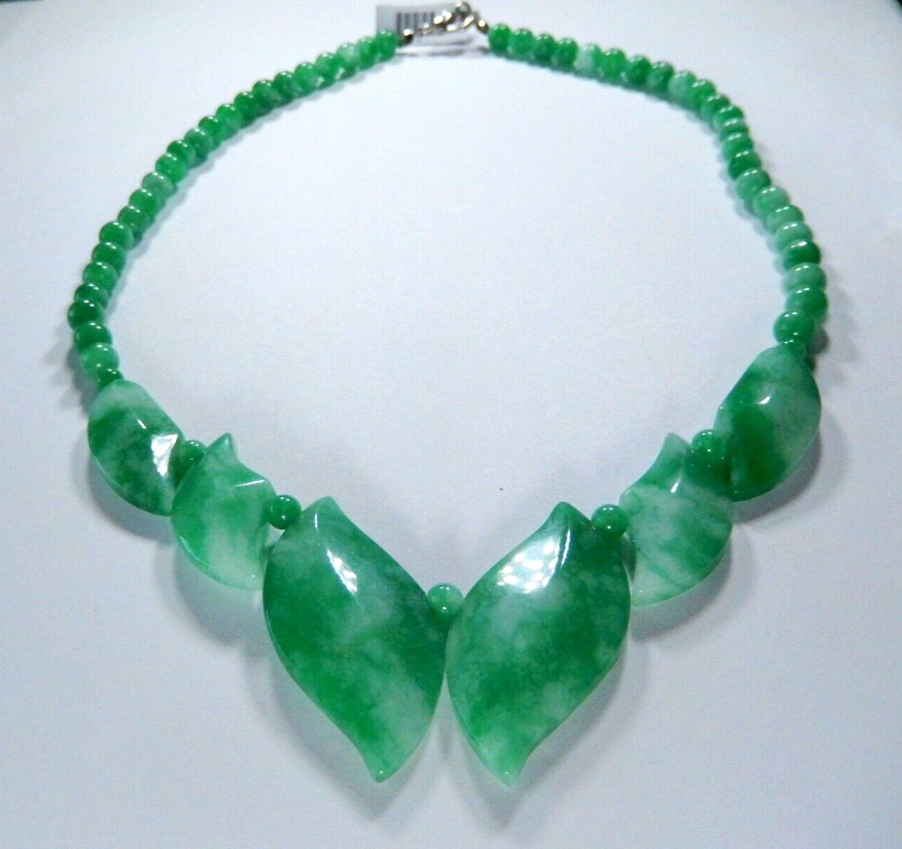 *VINTAGE*   Carved Green Jade & Round Beads 17" Necklace
