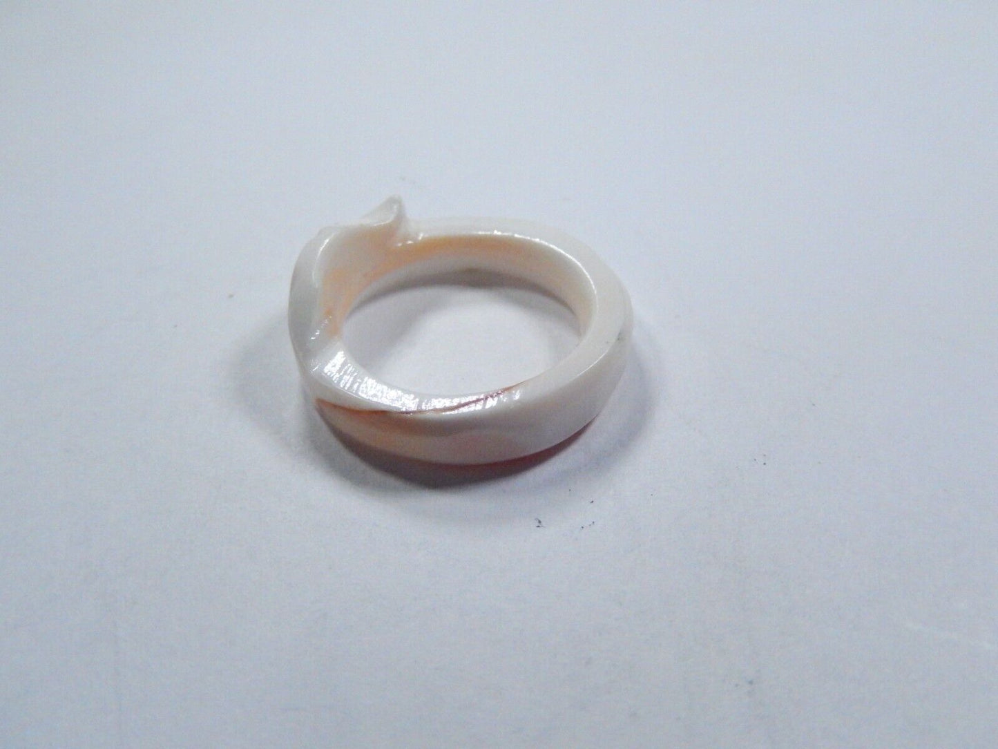 *VINTAGE*  Natural Mother Of Pearl Shell Ring Hand Carved Feather Band Size 6