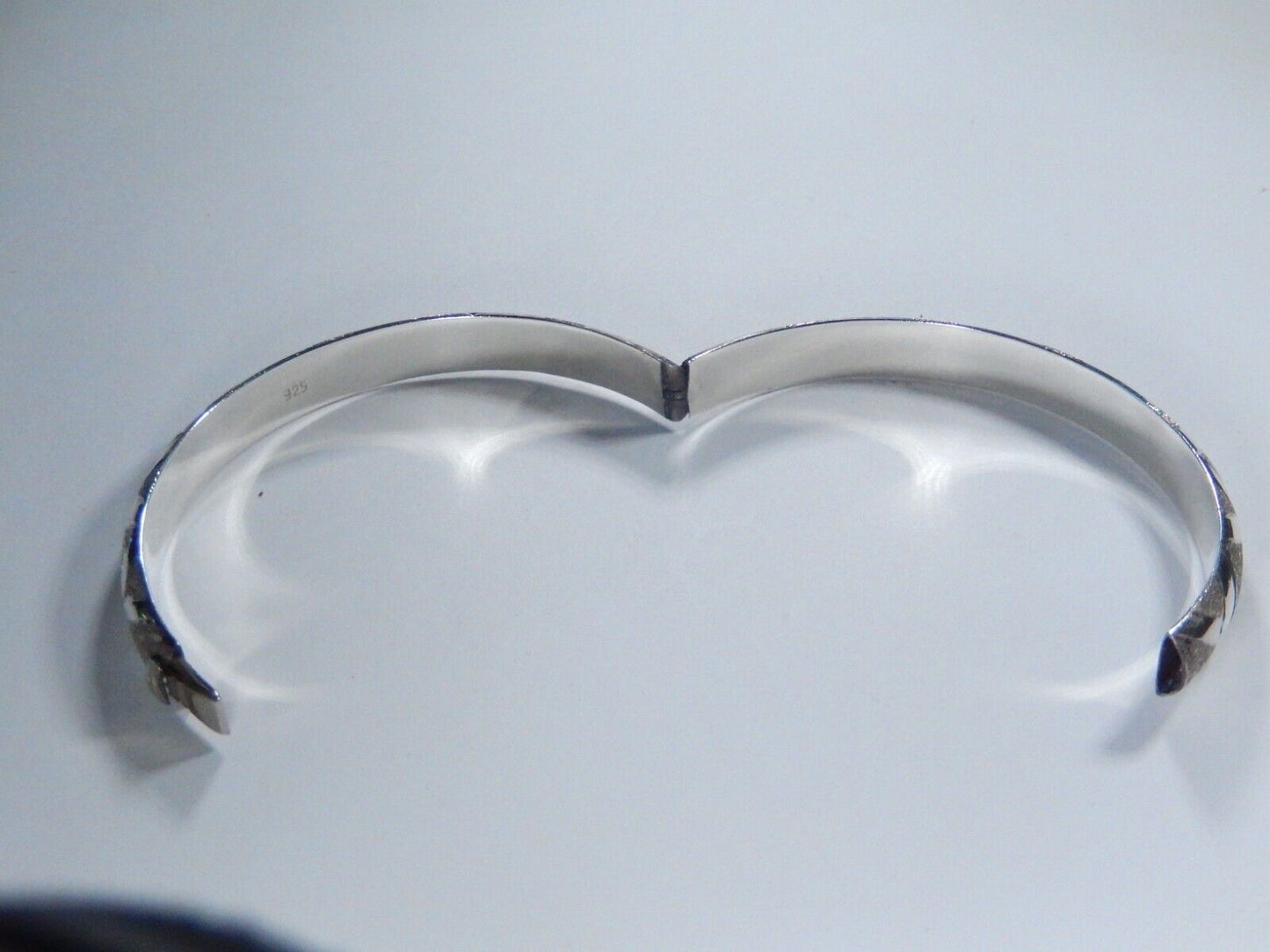 VINTAGE- 925 STERLING SILVER DIAMOND CUT ETCHED TEXTURED HINGED BANGLE BRACELET
