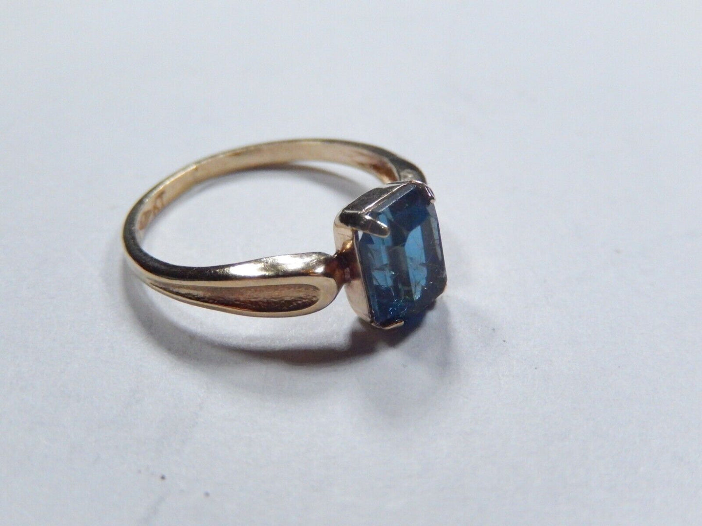 VINTAGE - 10K Yellow Gold Blue Topaz Solitaire Ring - Size 6