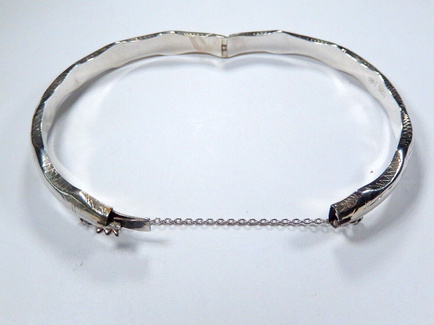 *VINTAGE*  Sterling Silver 5/16" Wide Scalloped Hinged Bangle w/Safety Chain