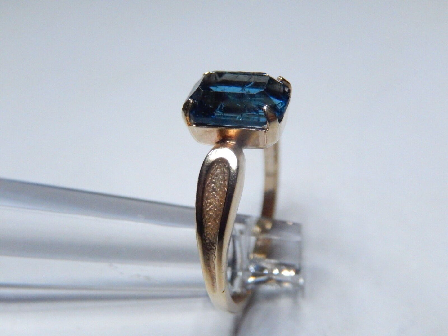 VINTAGE - 10K Yellow Gold Blue Topaz Solitaire Ring - Size 6