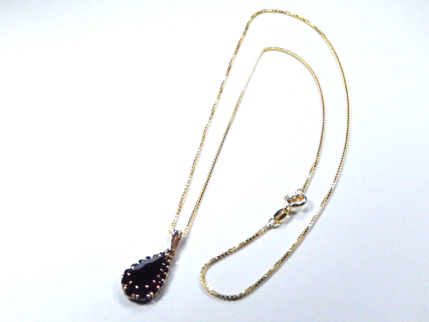 VINTAGE - 14K Solid Yellow Gold Teardrop/Pear Shape Garnet Pendant w/18" Chain