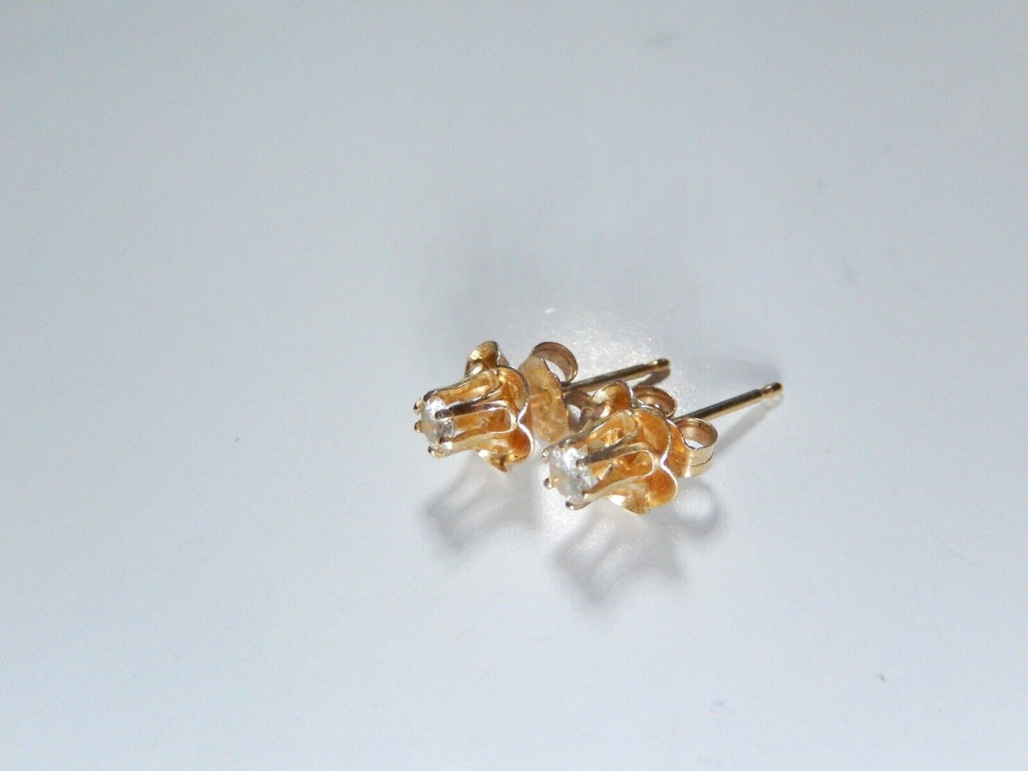 *VINTAGE*  ~ 14K Solid Yellow Gold .25CT NATURAL DIAMOND Buttercup Earrings