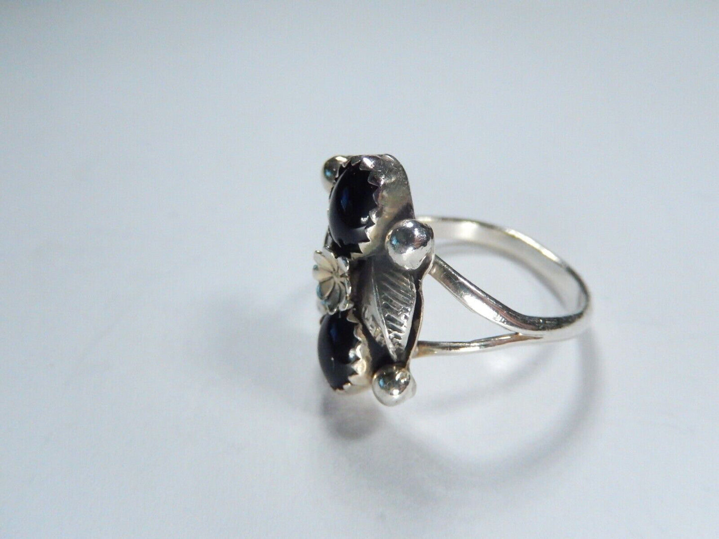 *VINTAGE*  Native American Sterling Silver Black Onyx Leaf Design Ring Sz 6.75
