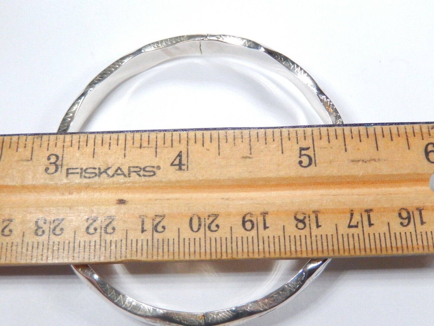 *VINTAGE*  Sterling Silver 5/16" Wide Scalloped Hinged Bangle w/Safety Chain