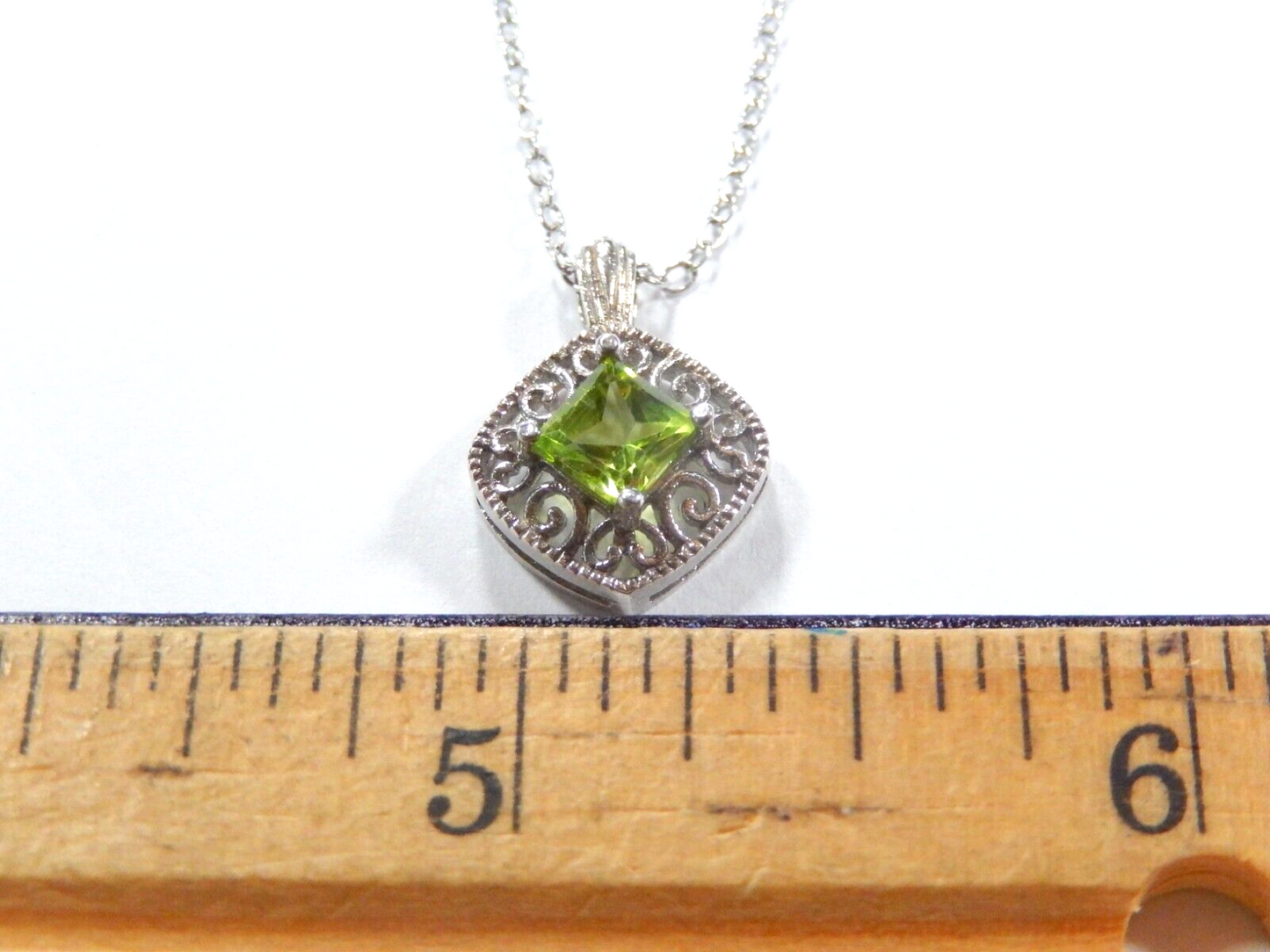 *VINTAGE* Sterling Silver .75 CT Peridot Pendant w/18" Sterling Chain
