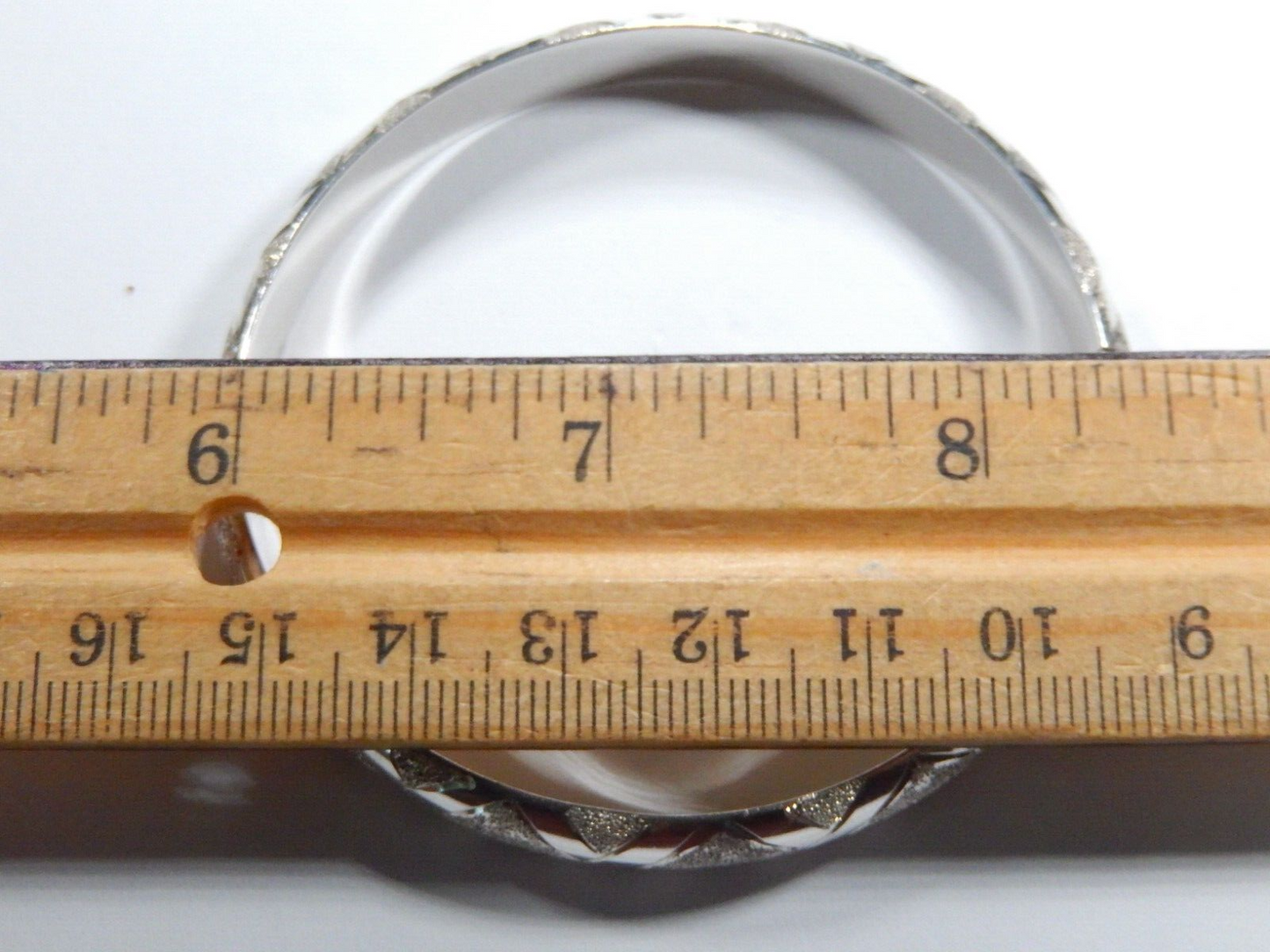 VINTAGE- 925 STERLING SILVER DIAMOND CUT ETCHED TEXTURED HINGED BANGLE BRACELET