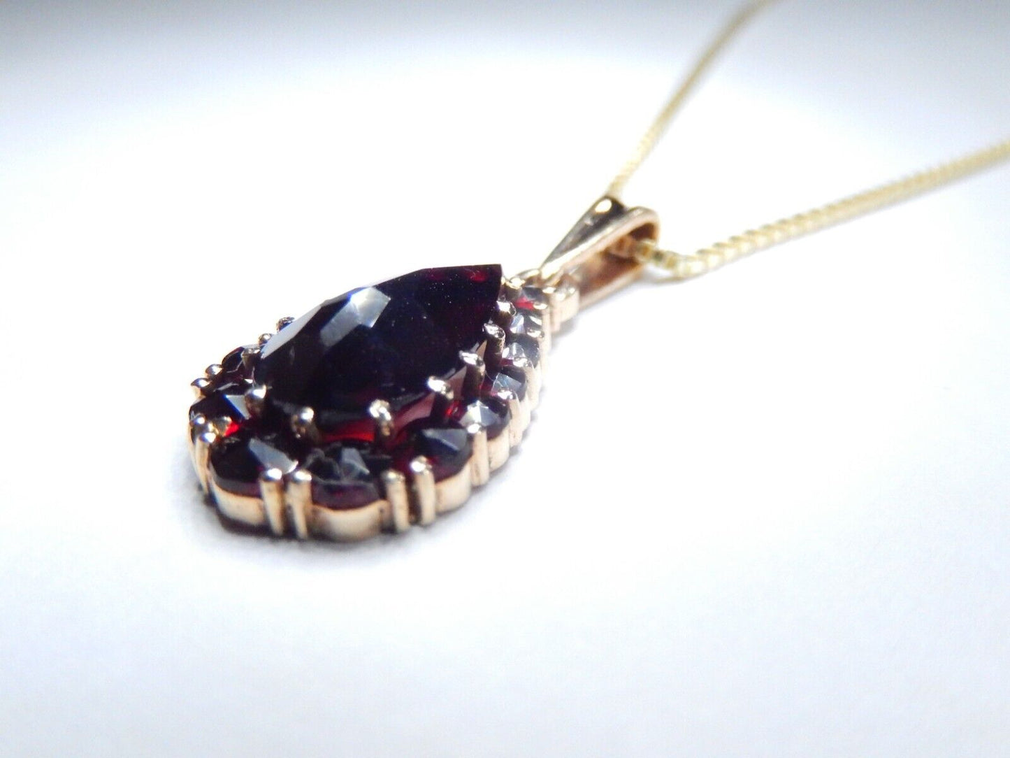VINTAGE - 14K Solid Yellow Gold Teardrop/Pear Shape Garnet Pendant w/18" Chain