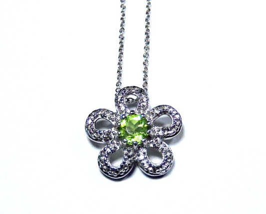 ROSS SIMONS 925 STERLING SILVER FLOWER PENDANT GREEN PERIDOT STONE  18 CHAIN