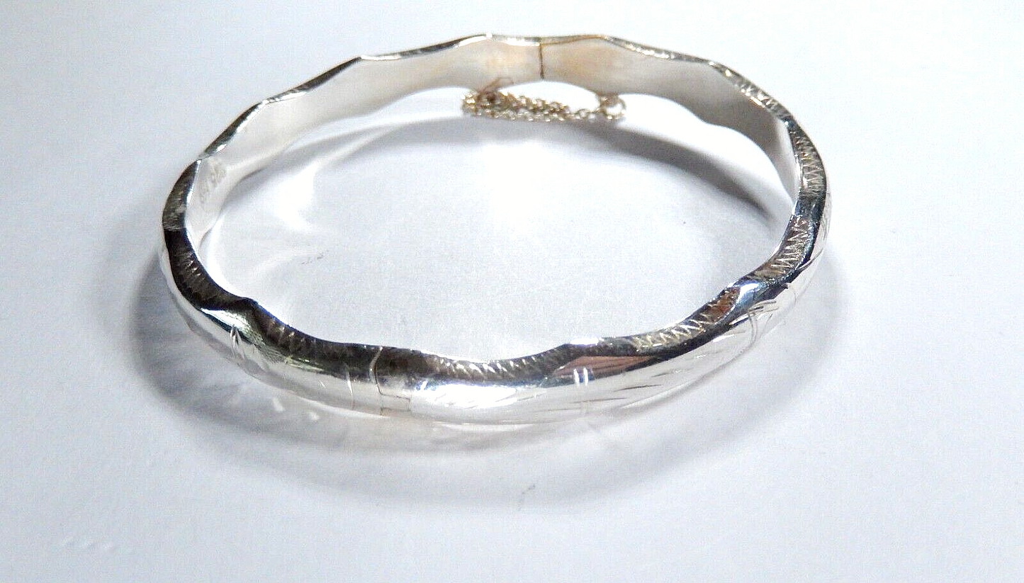 *VINTAGE*  Sterling Silver 5/16" Wide Scalloped Hinged Bangle w/Safety Chain